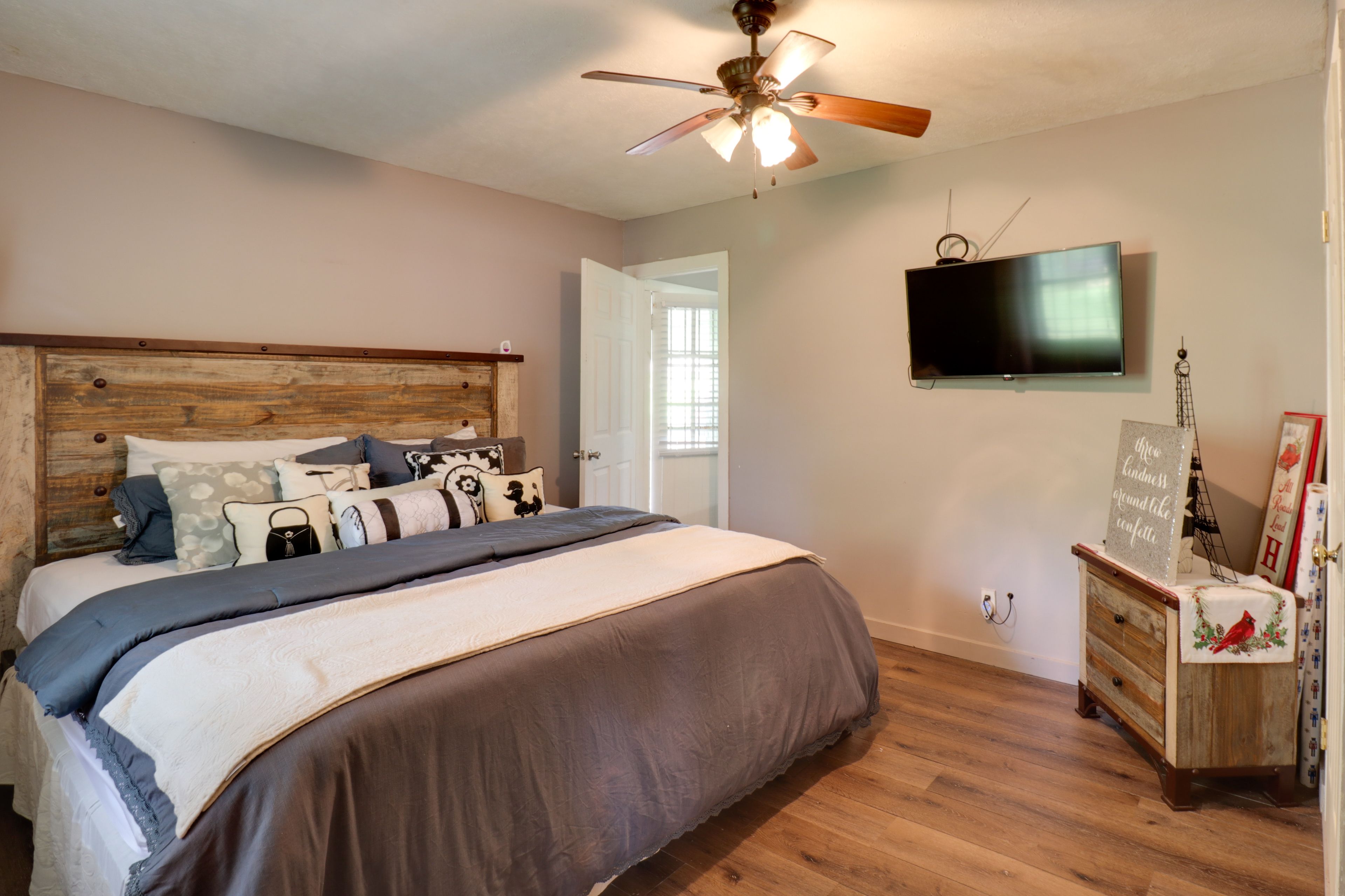 Bedroom 1 | King Bed