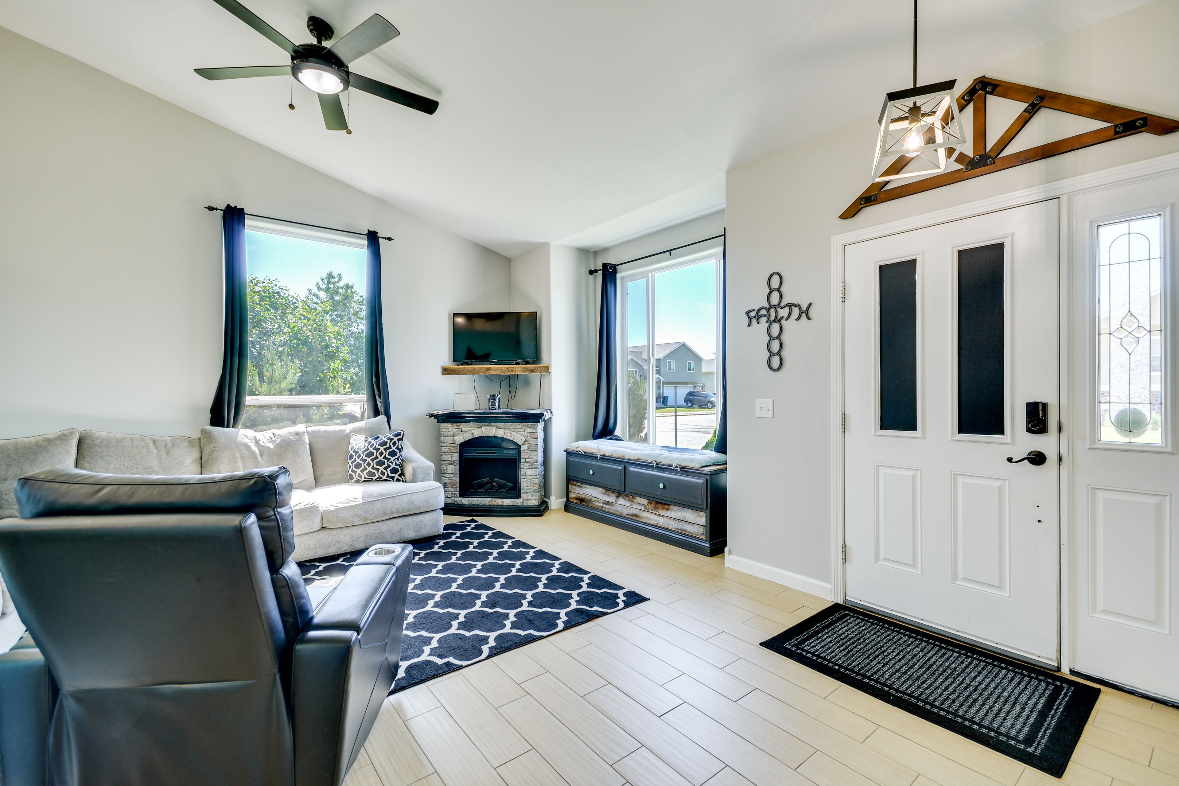 Living Room | Free WiFi | Central Heating & A/C | Smart TV | Level 1