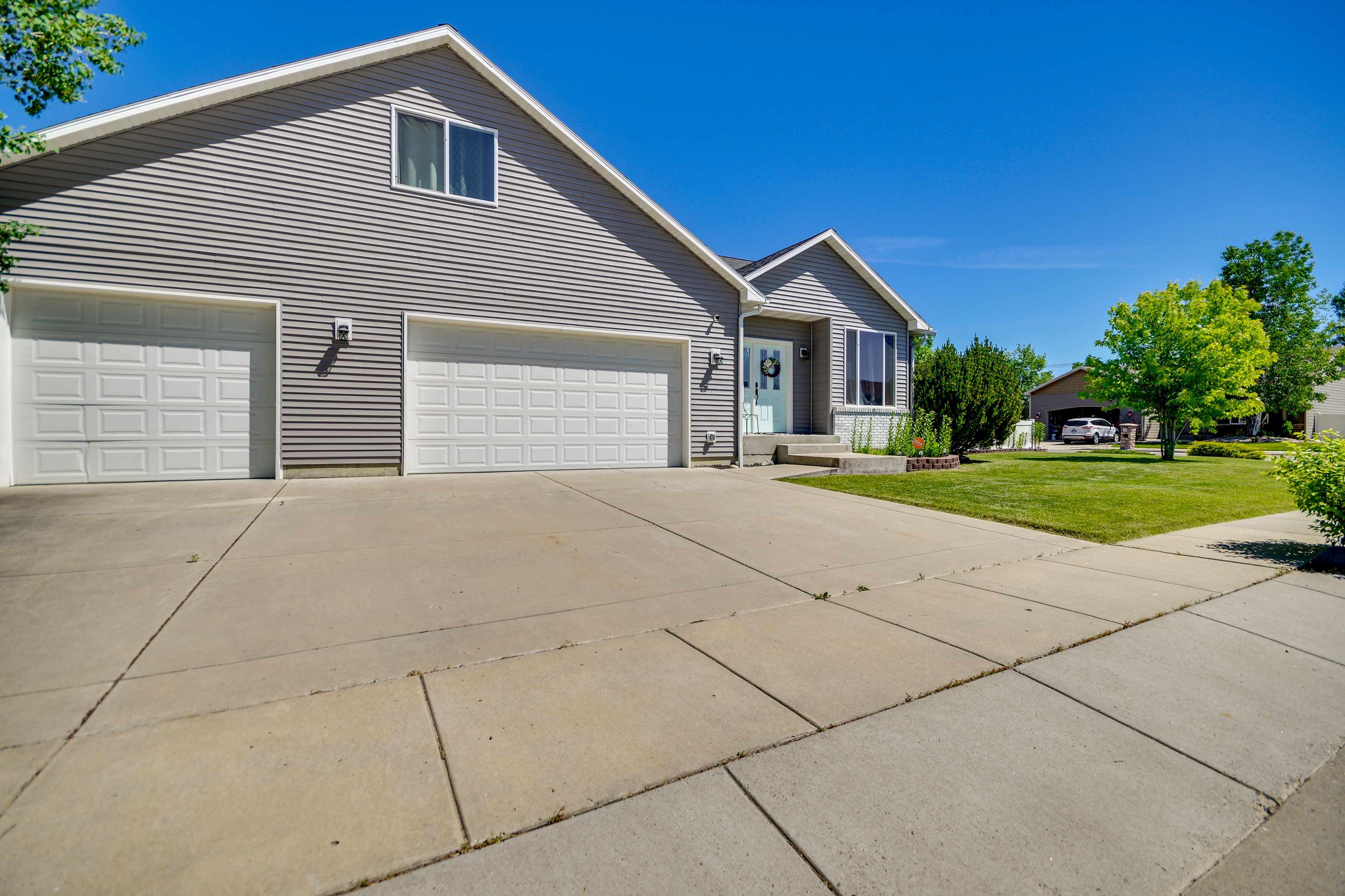 Exterior | Driveway (3 Vehicles)