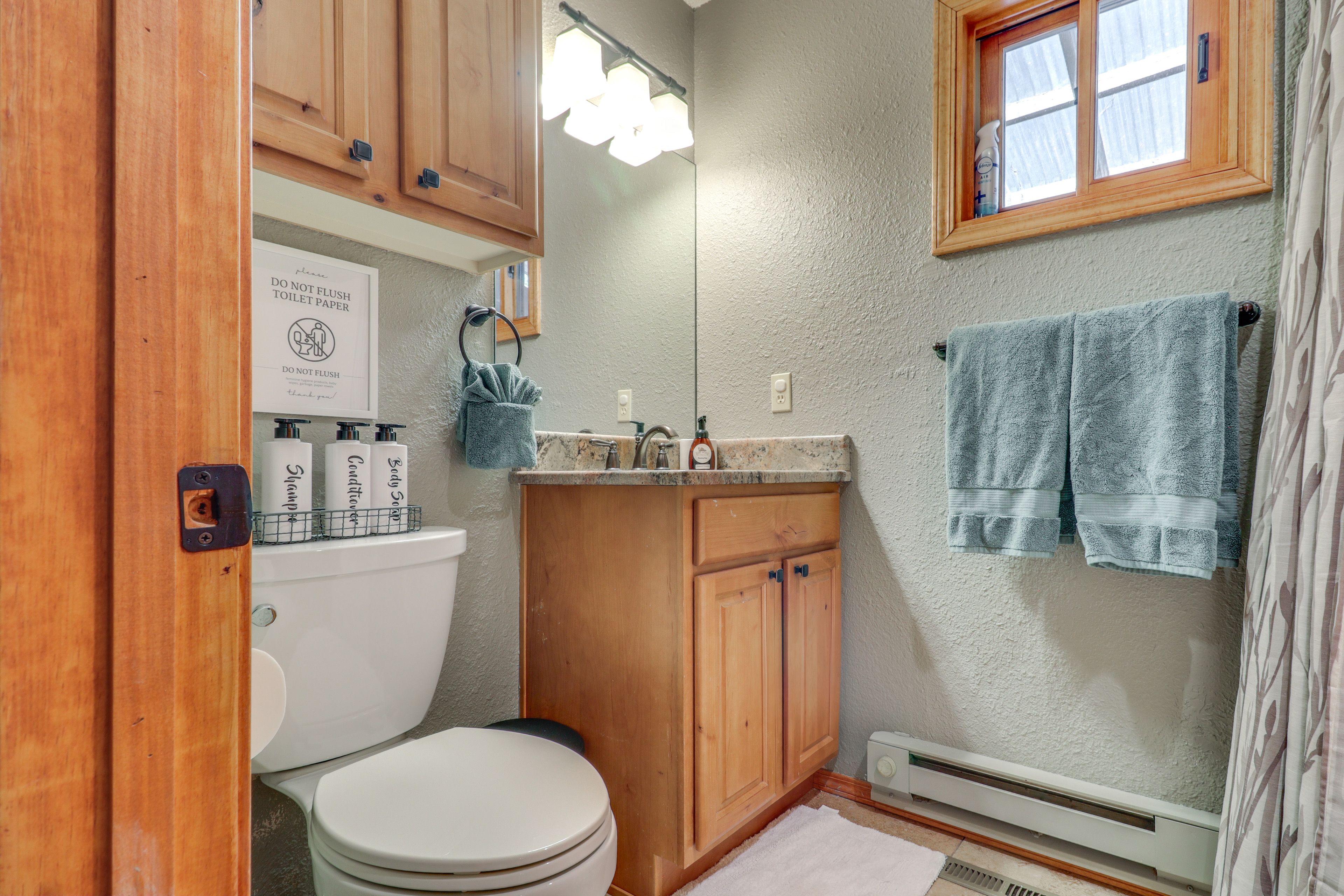 En-Suite Bathroom | Main Floor | Towels Provided