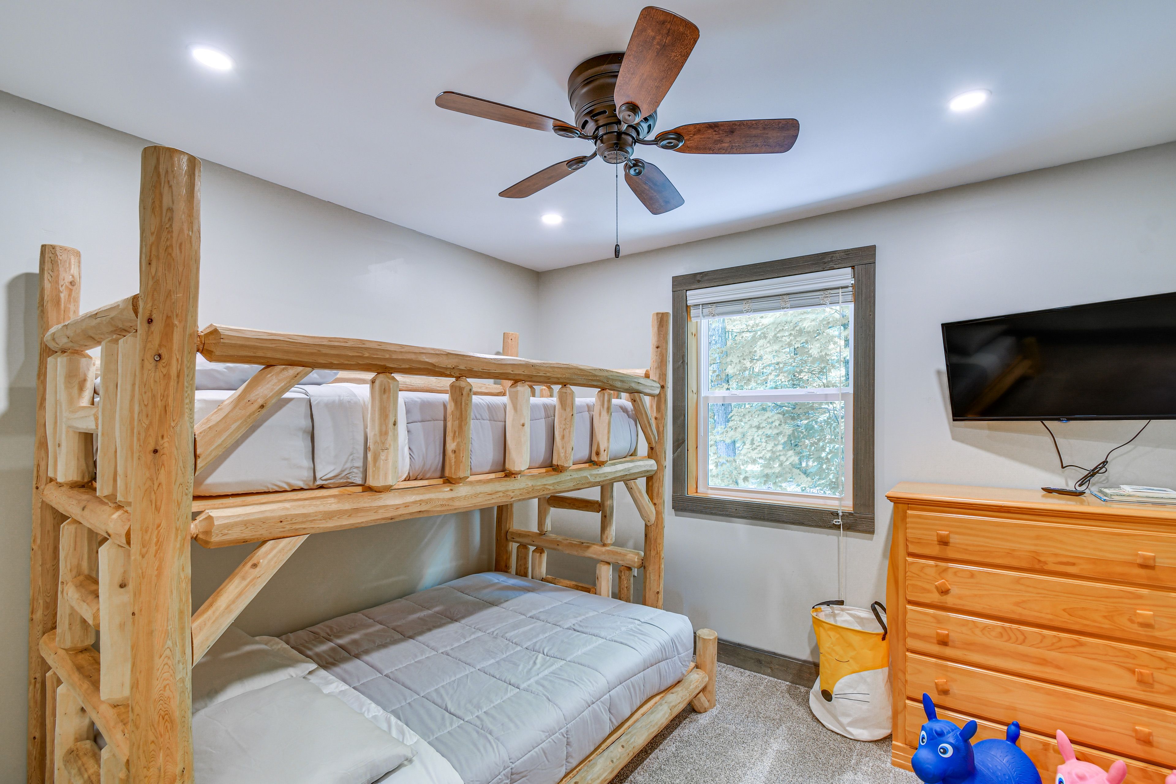 Bedroom 5 | Twin/Full Bunk Bed