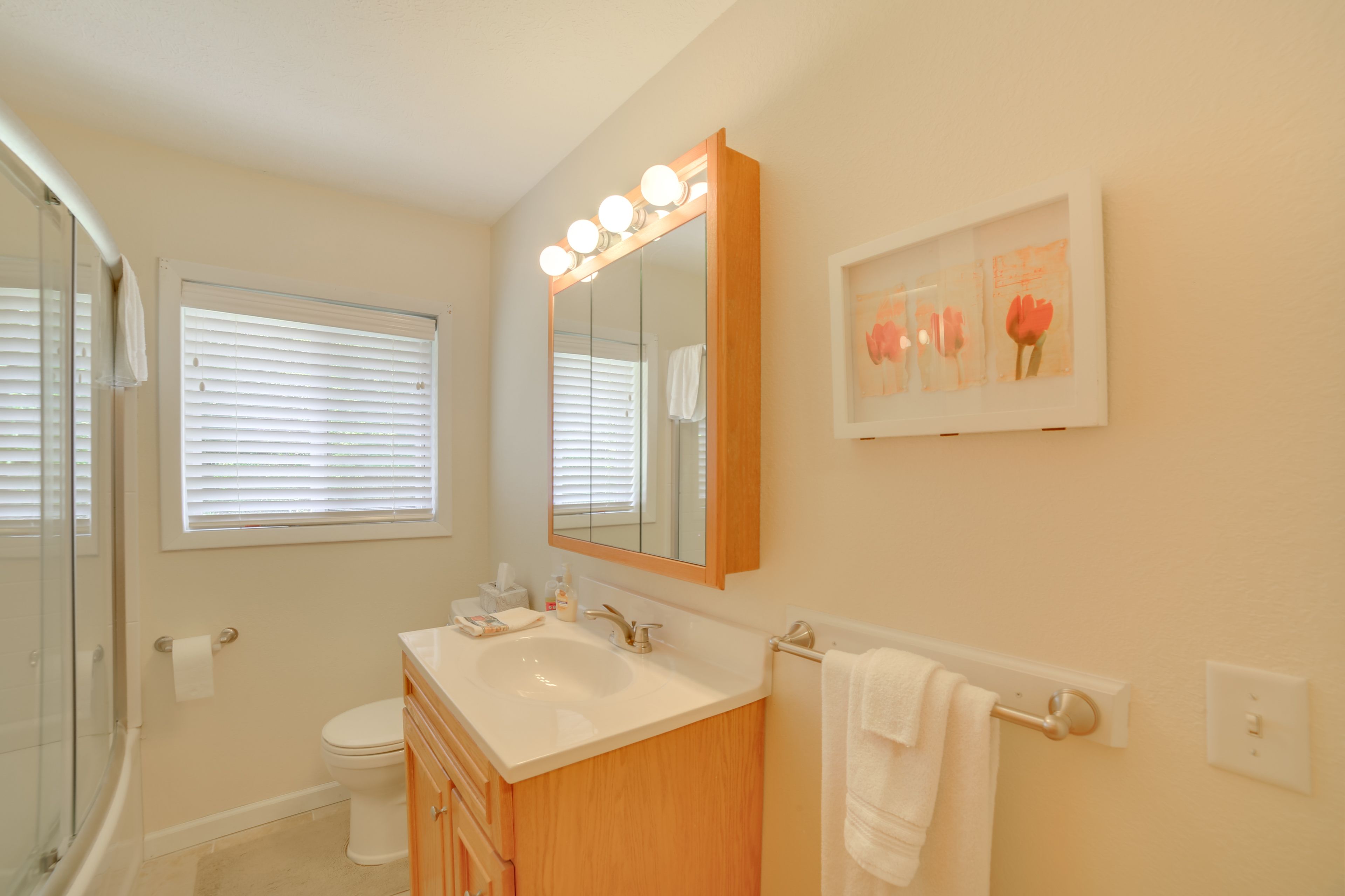 Full Bathroom | 1st Floor | Complimentary Toiletries | Towels Provided