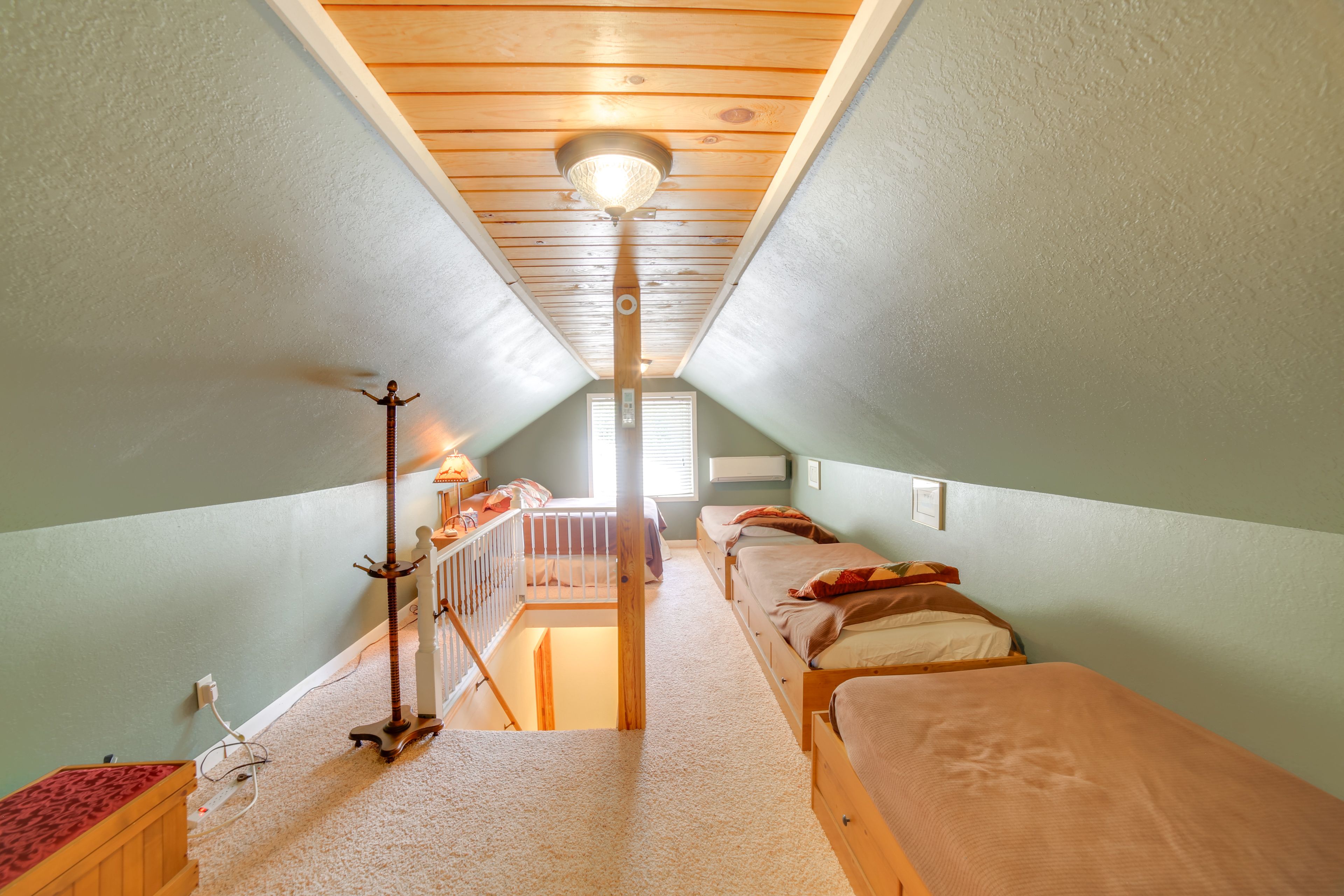 Loft | Full Bed | 3 Twin Beds