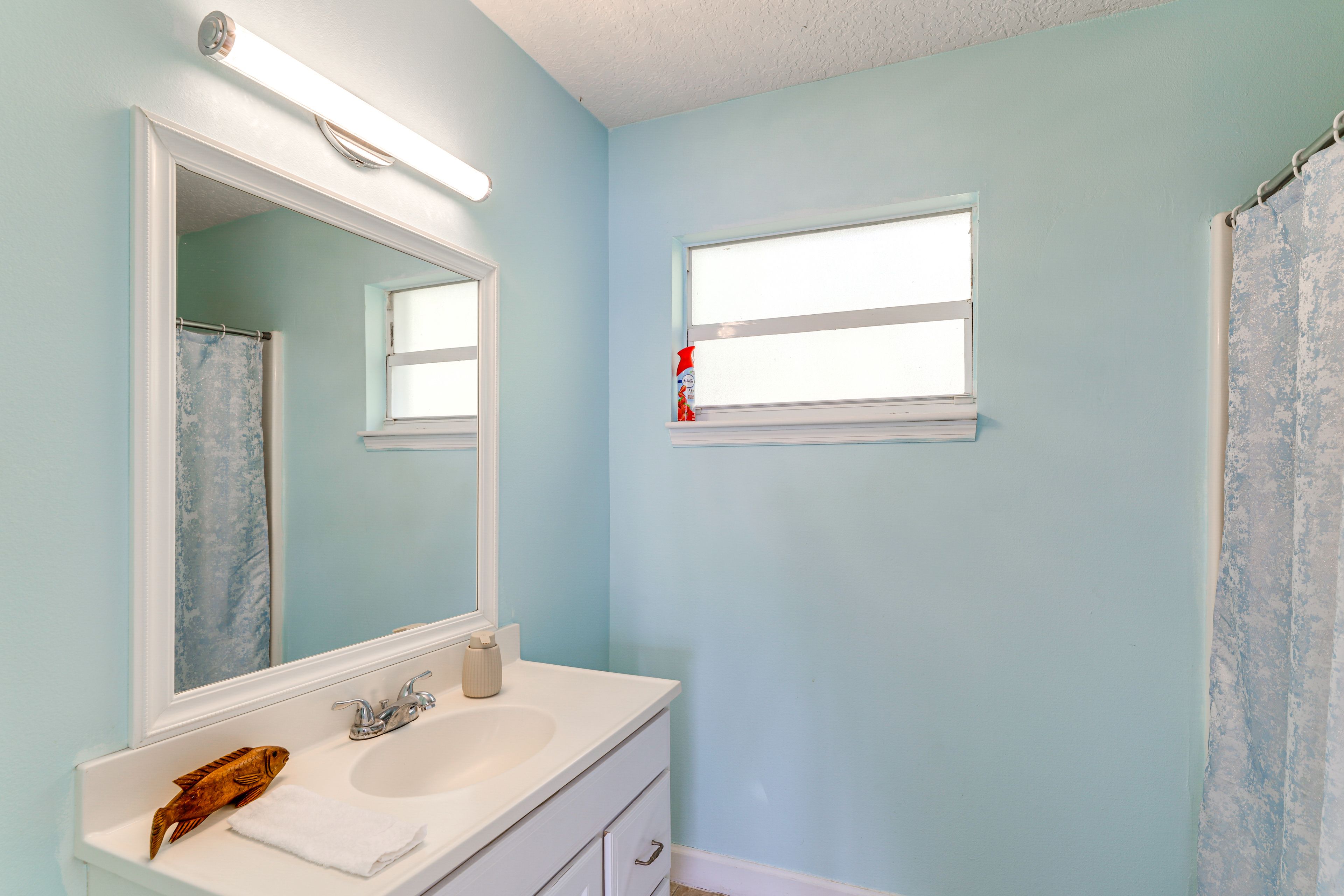 Full Bathroom | Towels Provided