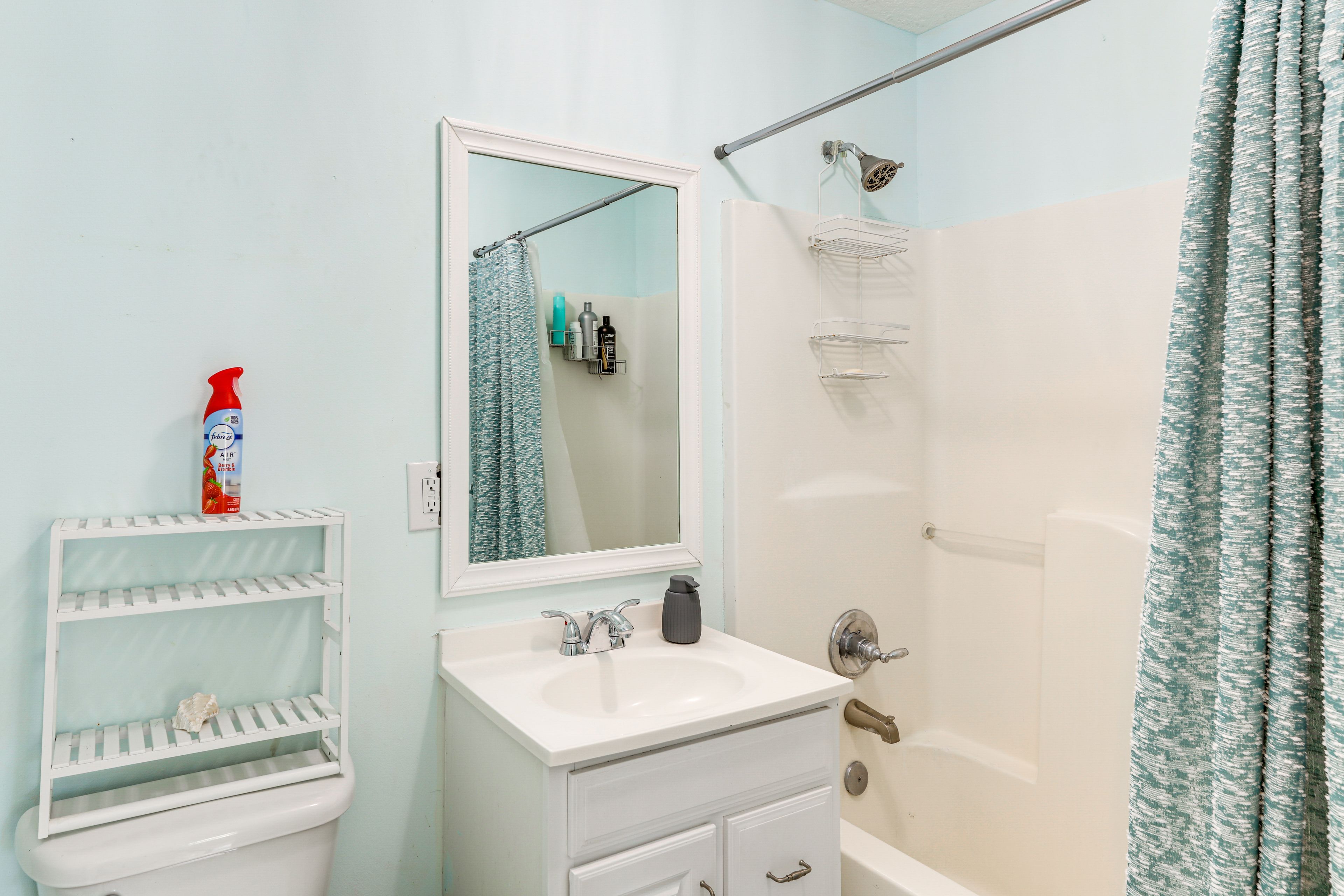 Full Bathroom | Complimentary Toiletries