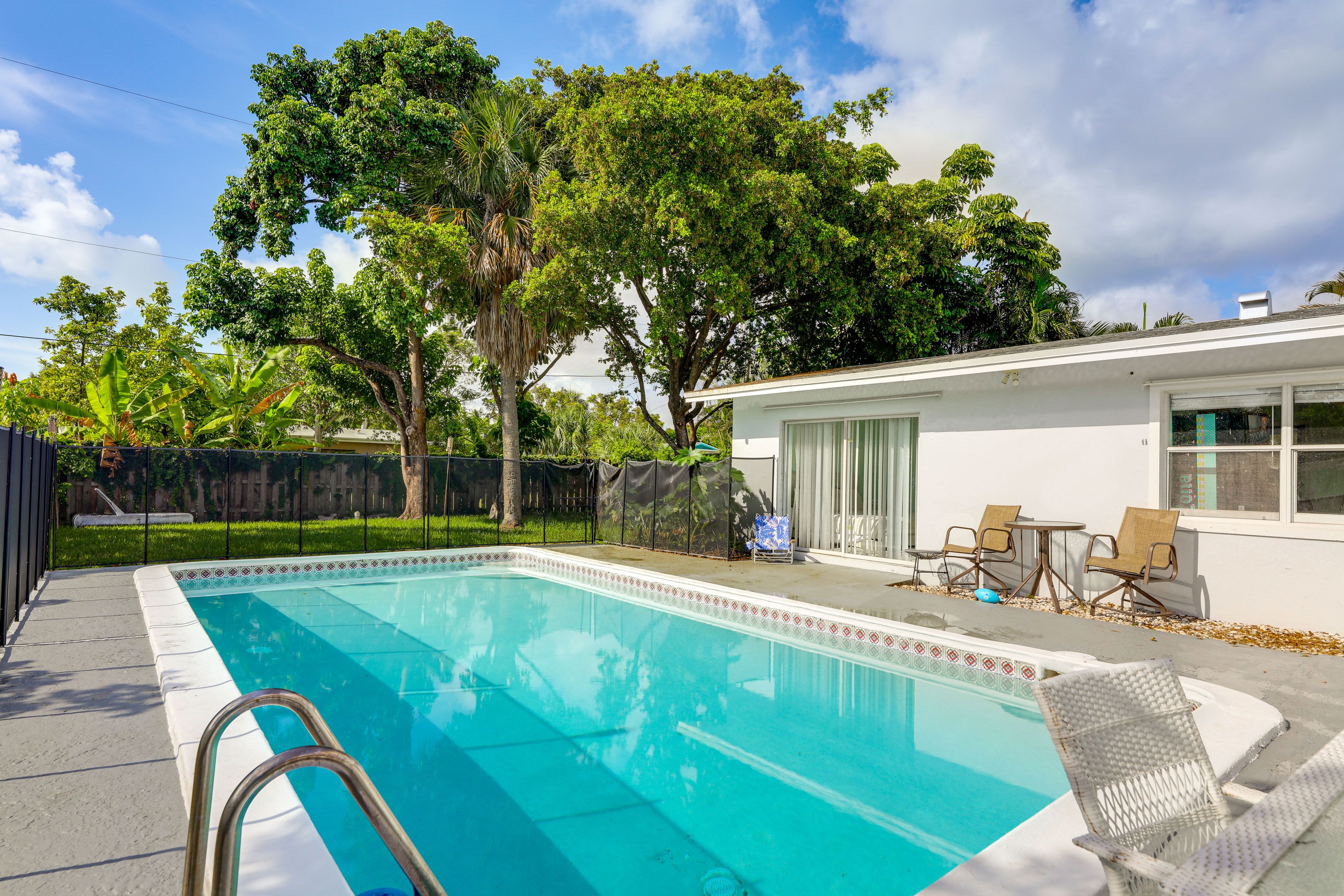 West Palm Beach Vacation Rental | 5BR | 3BA | 2,140 Sq Ft | 2 Steps Required