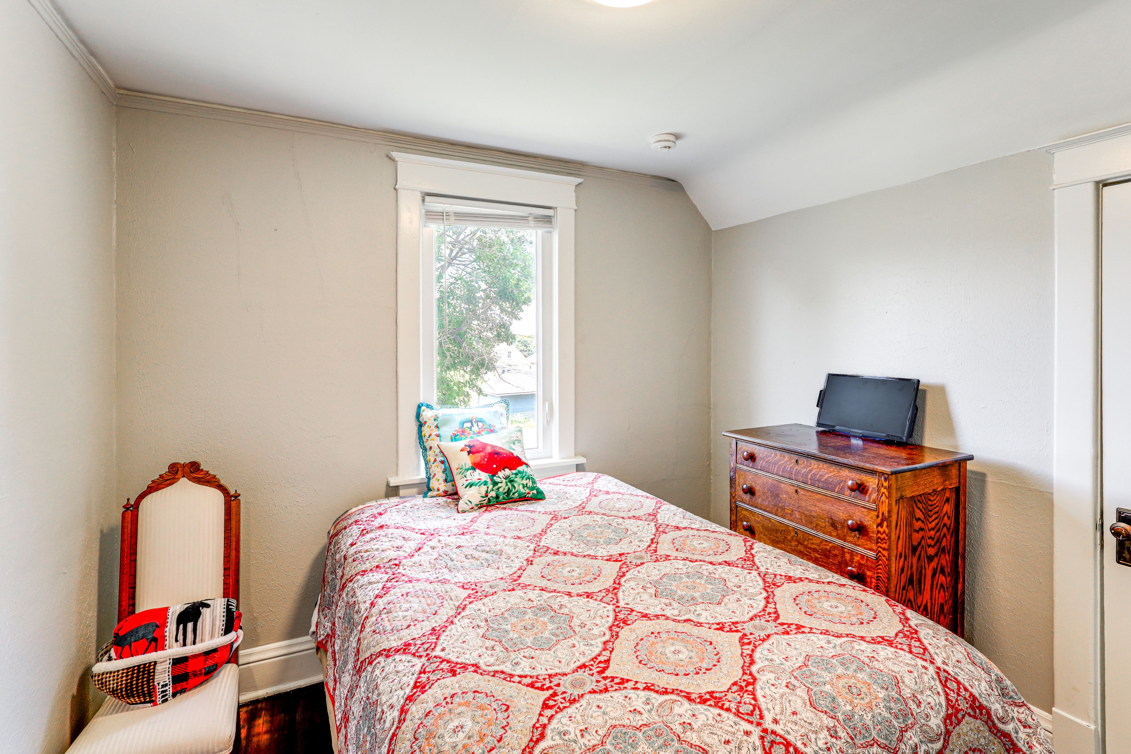 Bedroom 2 | Twin Bed | 2nd Floor