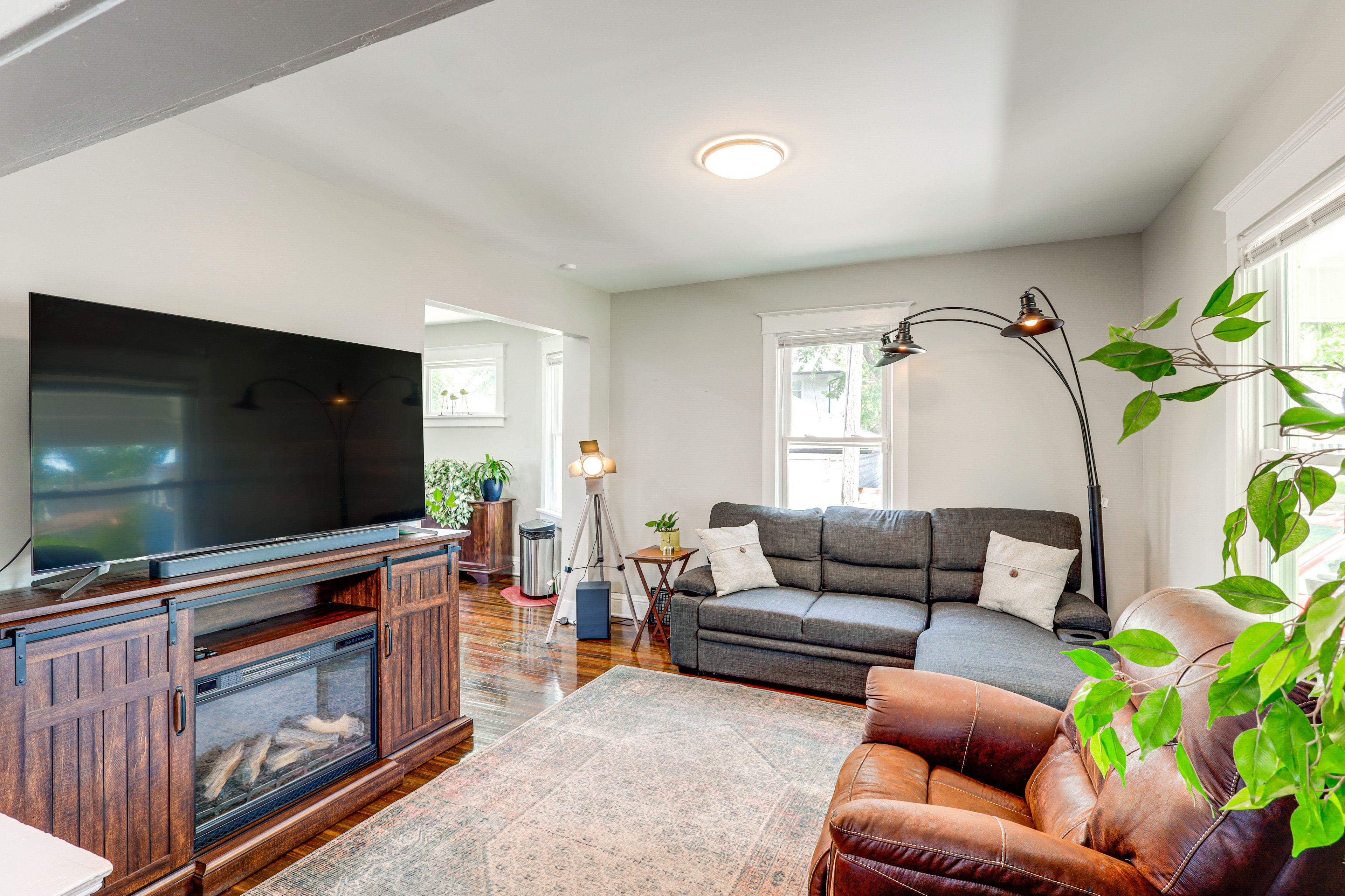 Living Room | Free WiFi | Queen Sleeper Sofa | Smart TV | 1st Floor