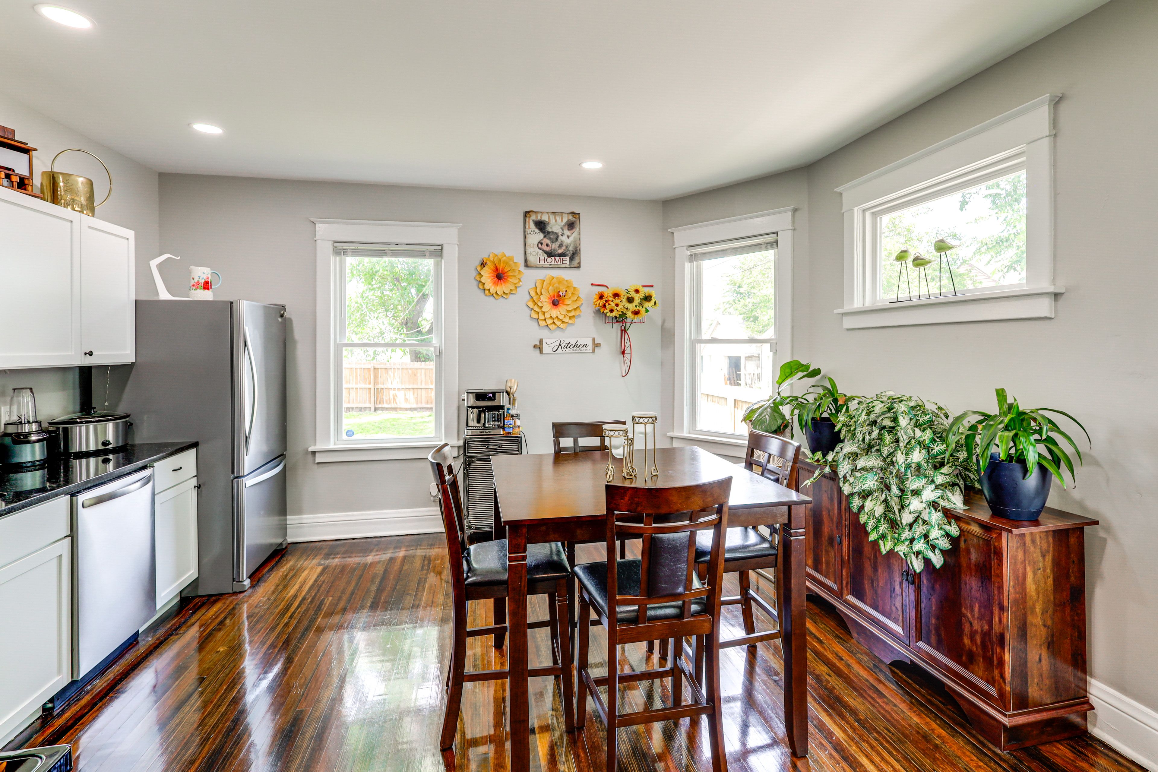 Dining Area | Dishware/Flatware Provided | 1st Floor