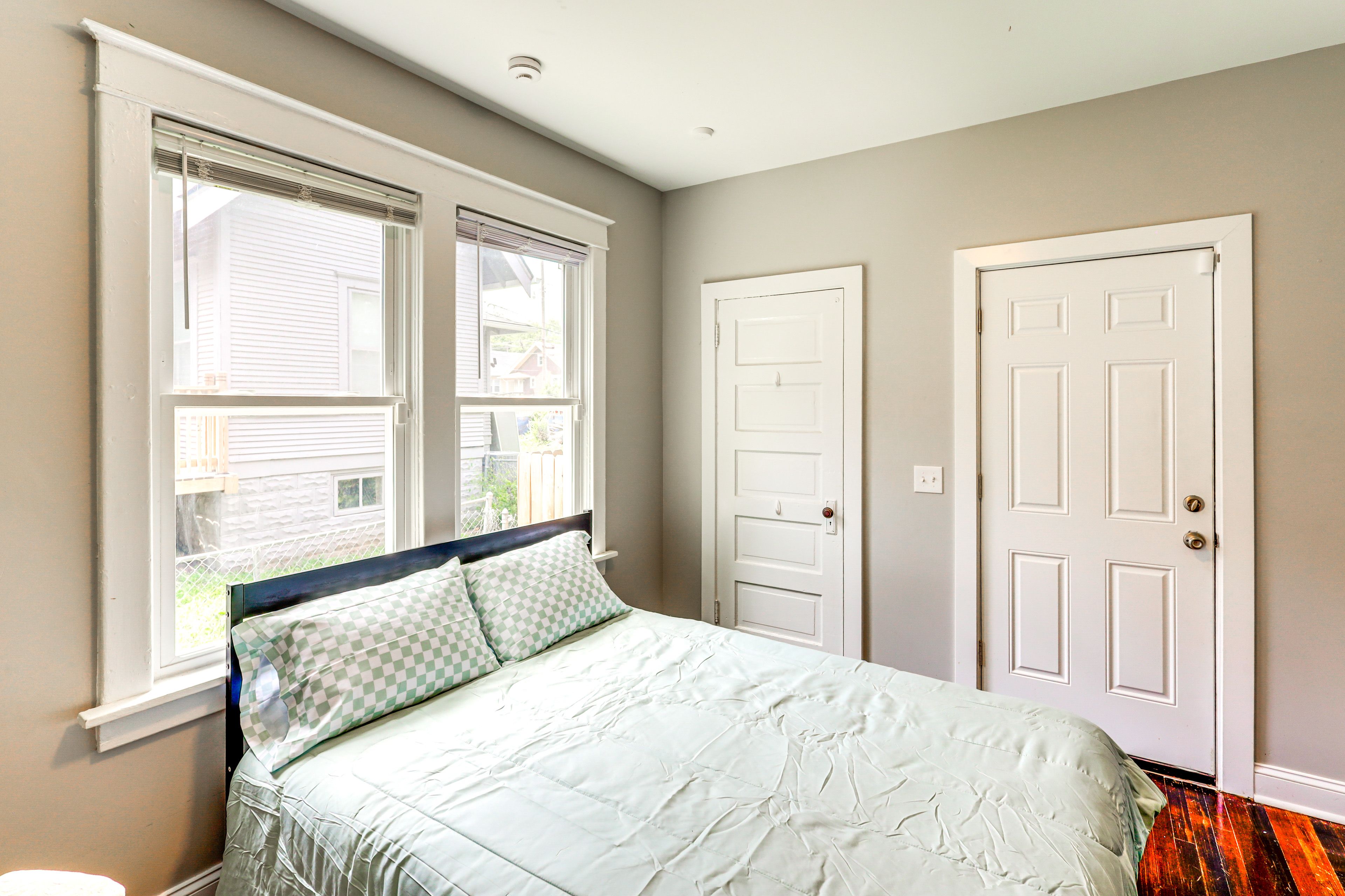 Bedroom 1 | Queen Bed | Linens Provided | 1st Floor
