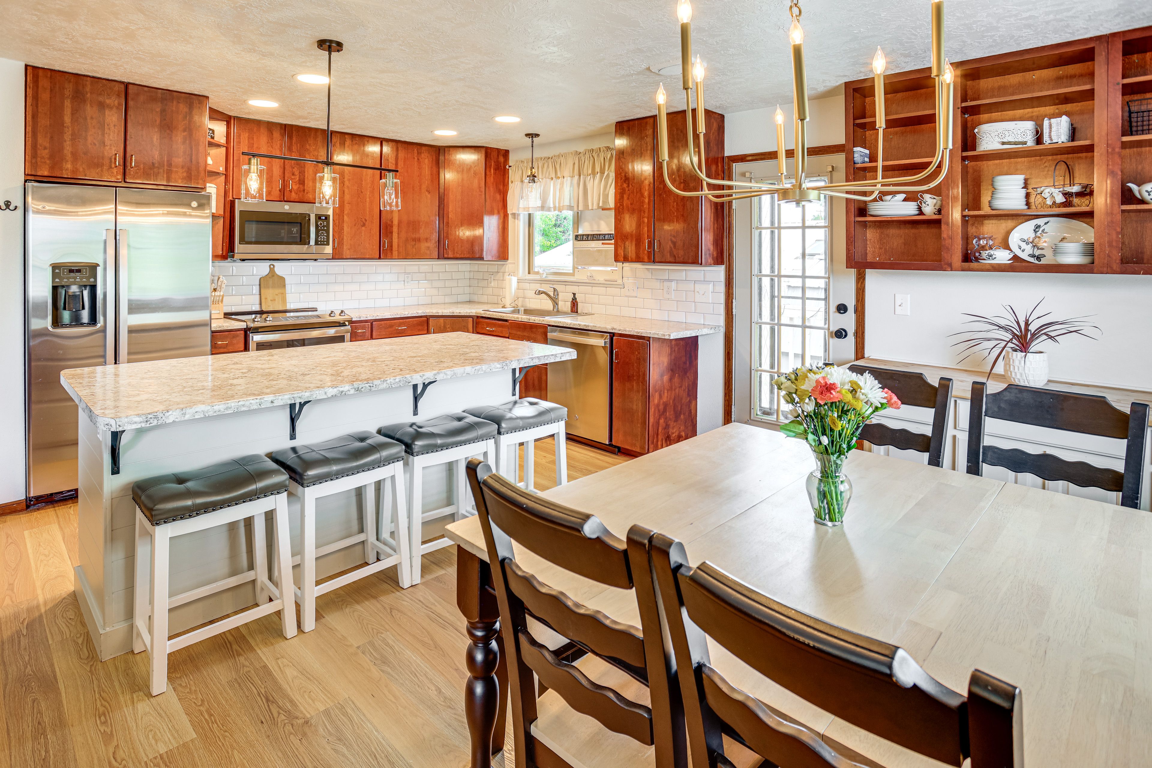 Dining Area | Dishware/Flatware Provided | Main Floor
