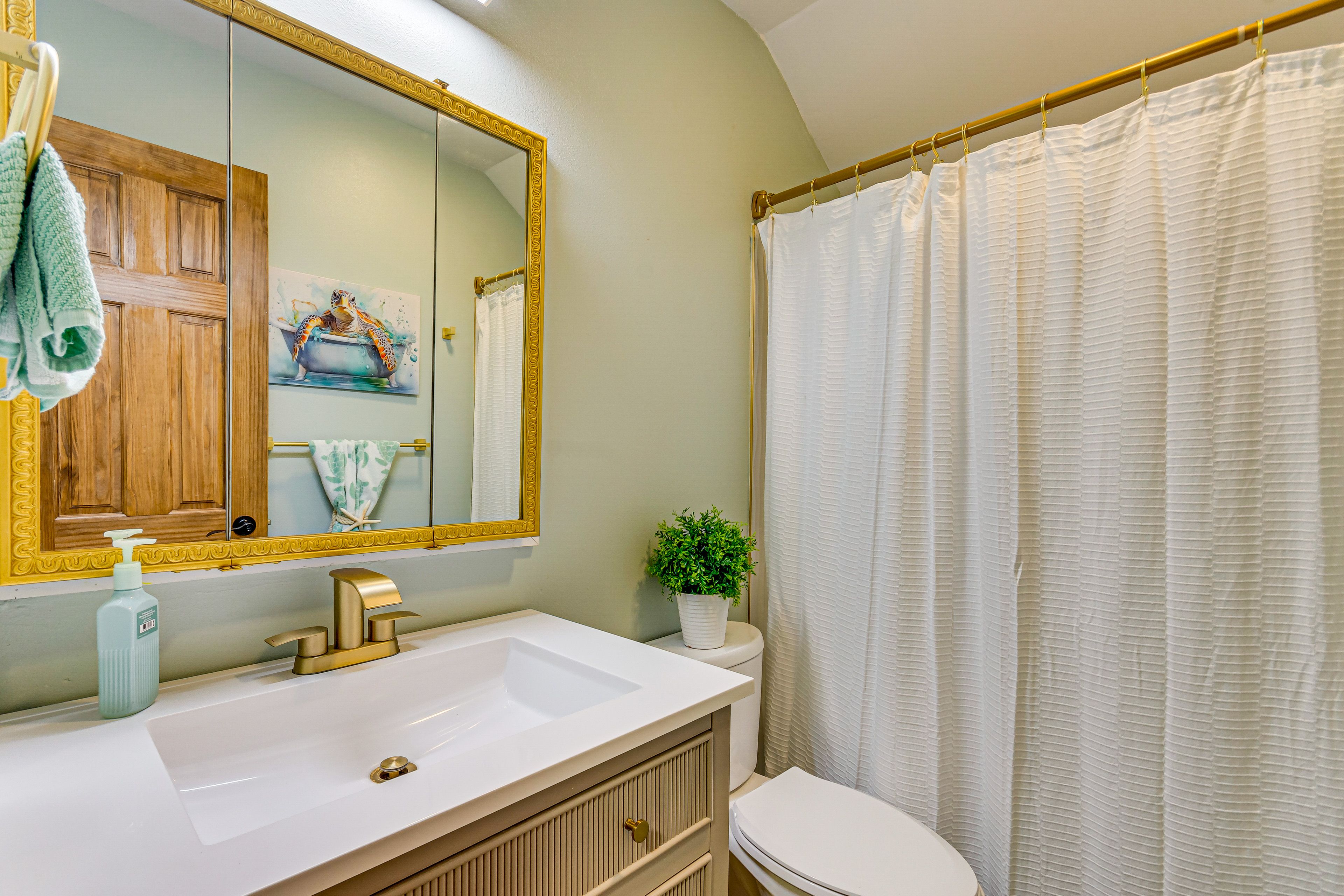 Full Bathroom | Upper Level | Complimentary Toiletries | Towels Provided