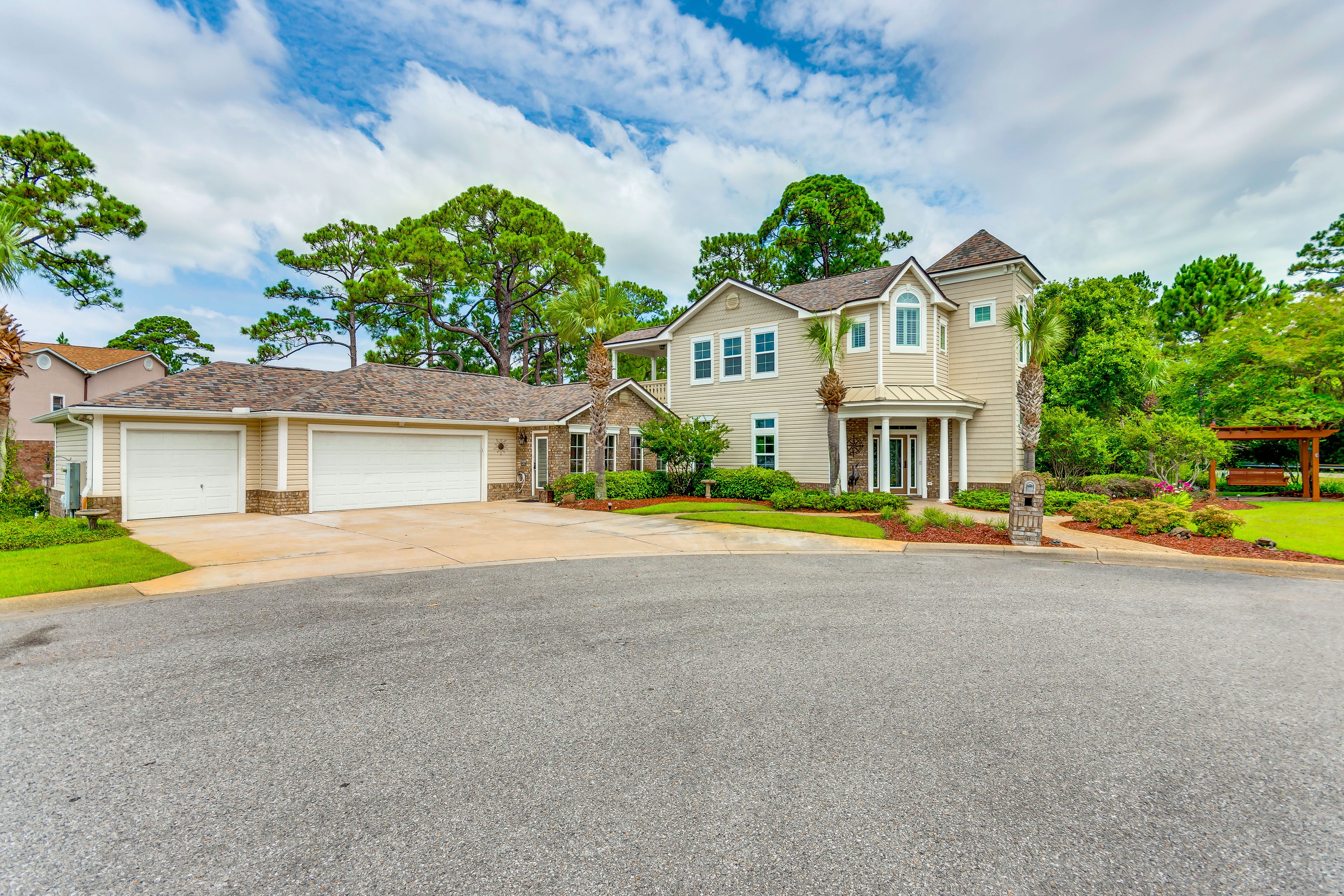 Parking | Garage (2 Vehicles) | Driveway (6 Vehicles) | RV/Trailer Parking