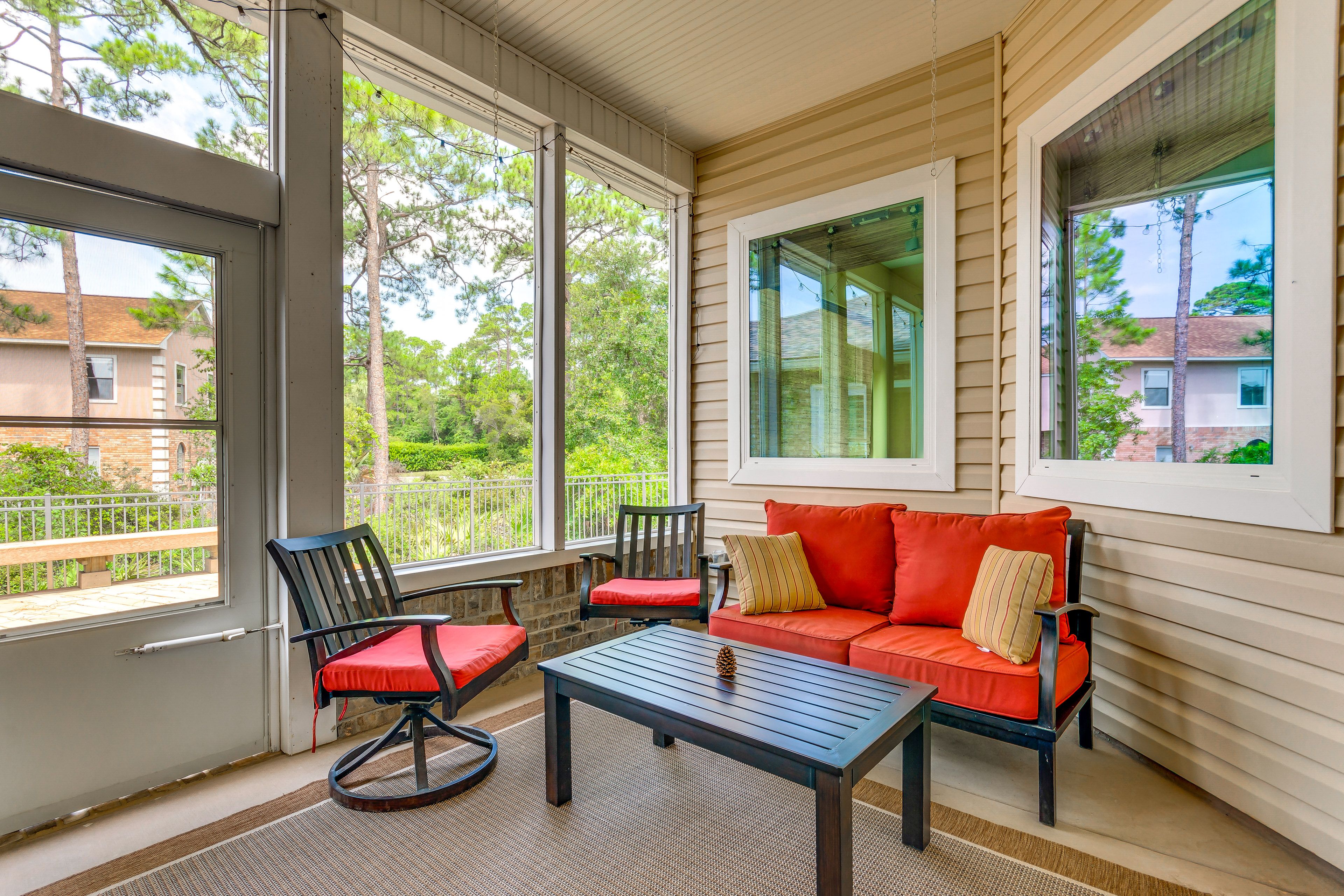 Screened Porch | Self Check-In | 7 Mi to Navarre Beach Access