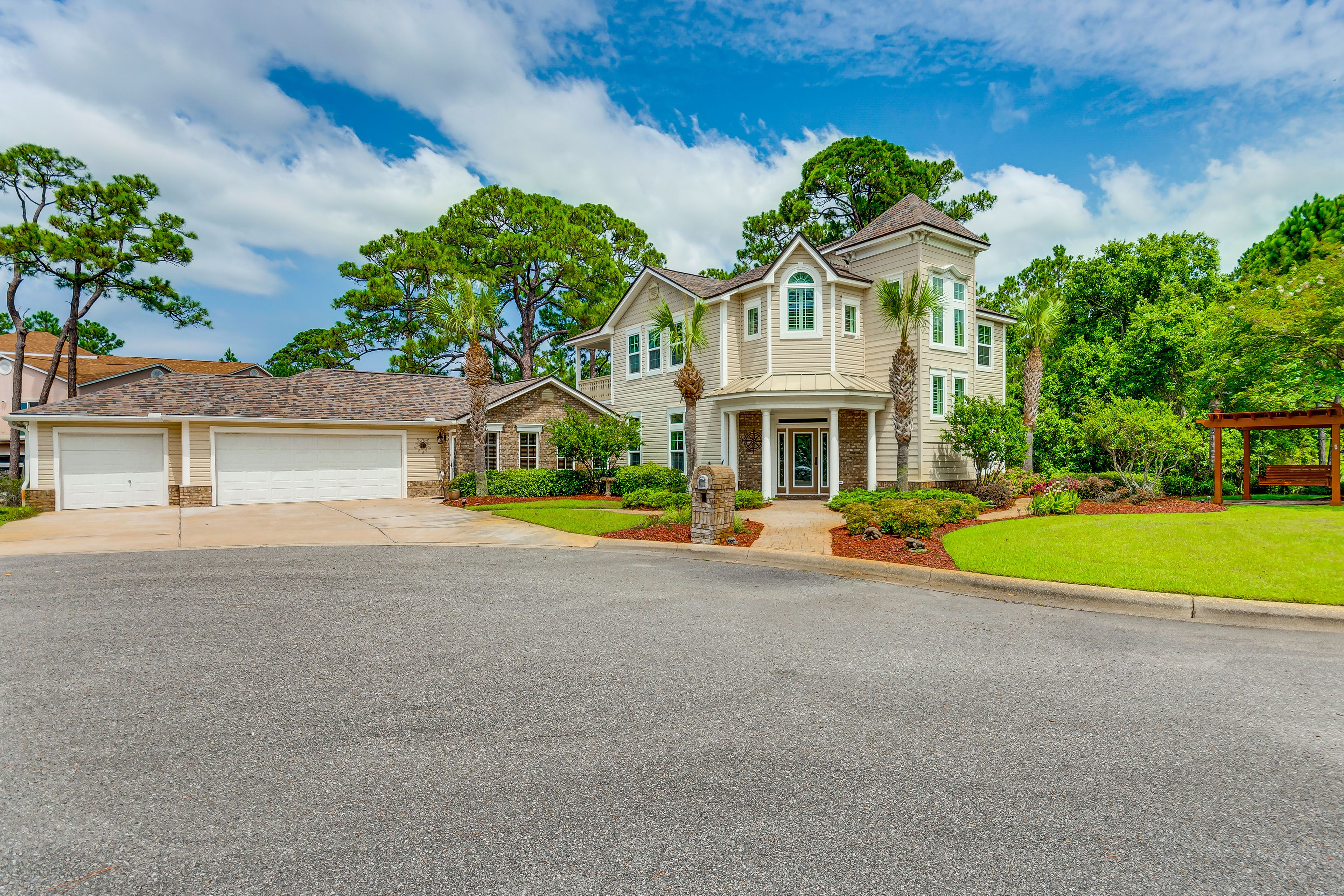 Navarre Vacation Rental | 5BR | 3.5BA | 2,800 Sq Ft | 1 Step Required
