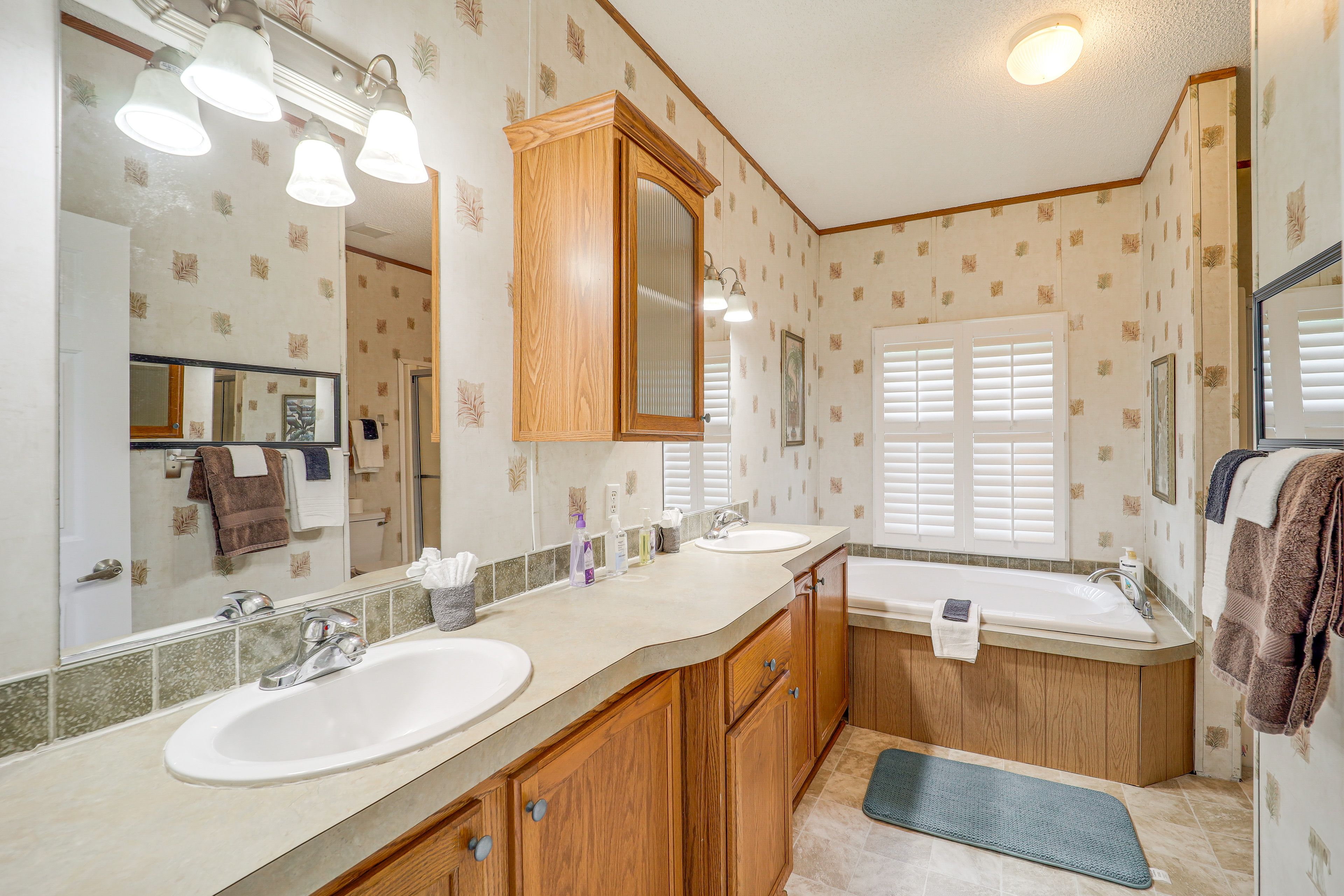 Full Bathroom | Separate Tub & Shower