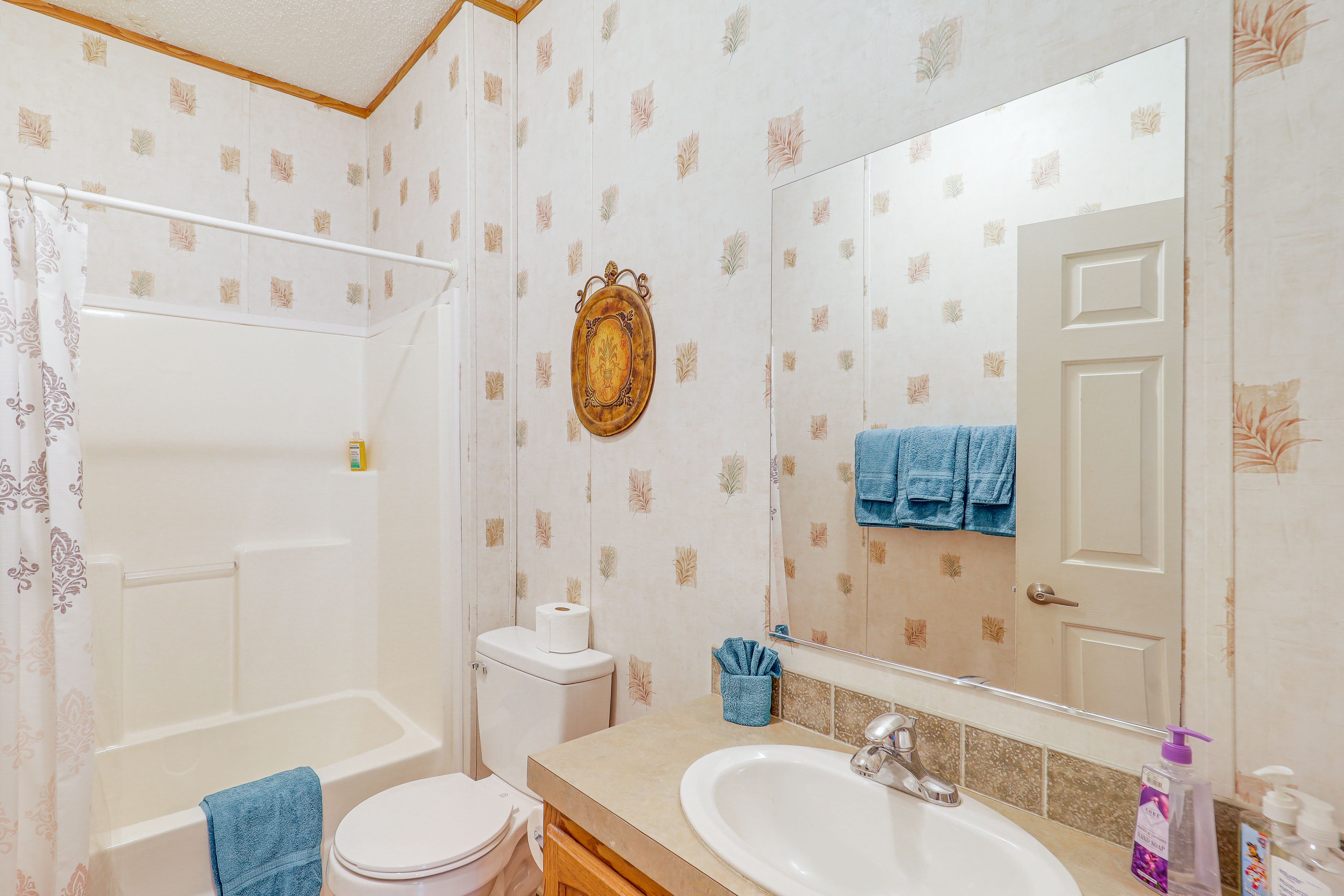 Full Bathroom | Towels Provided