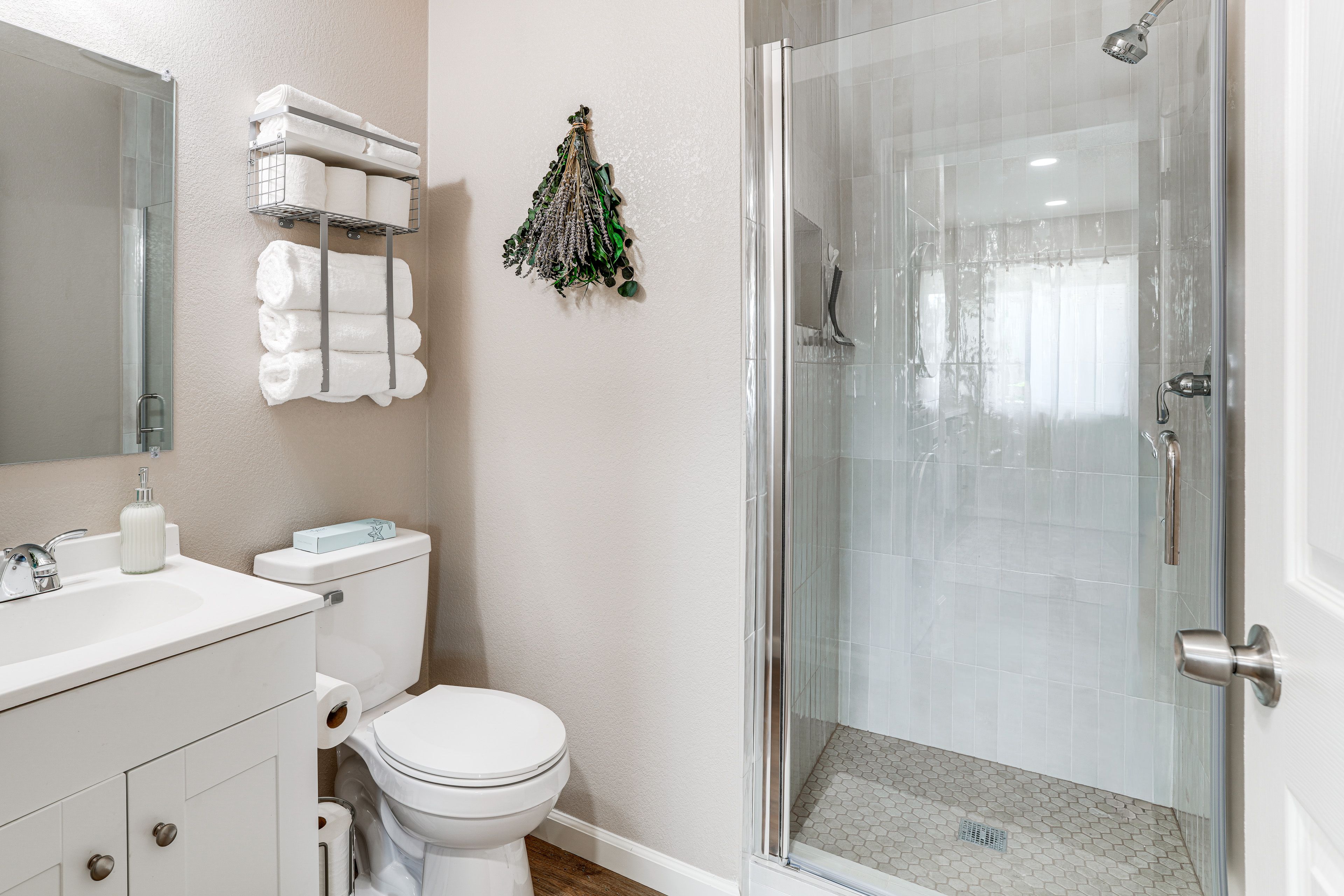 Full Bathroom | Towels Provided