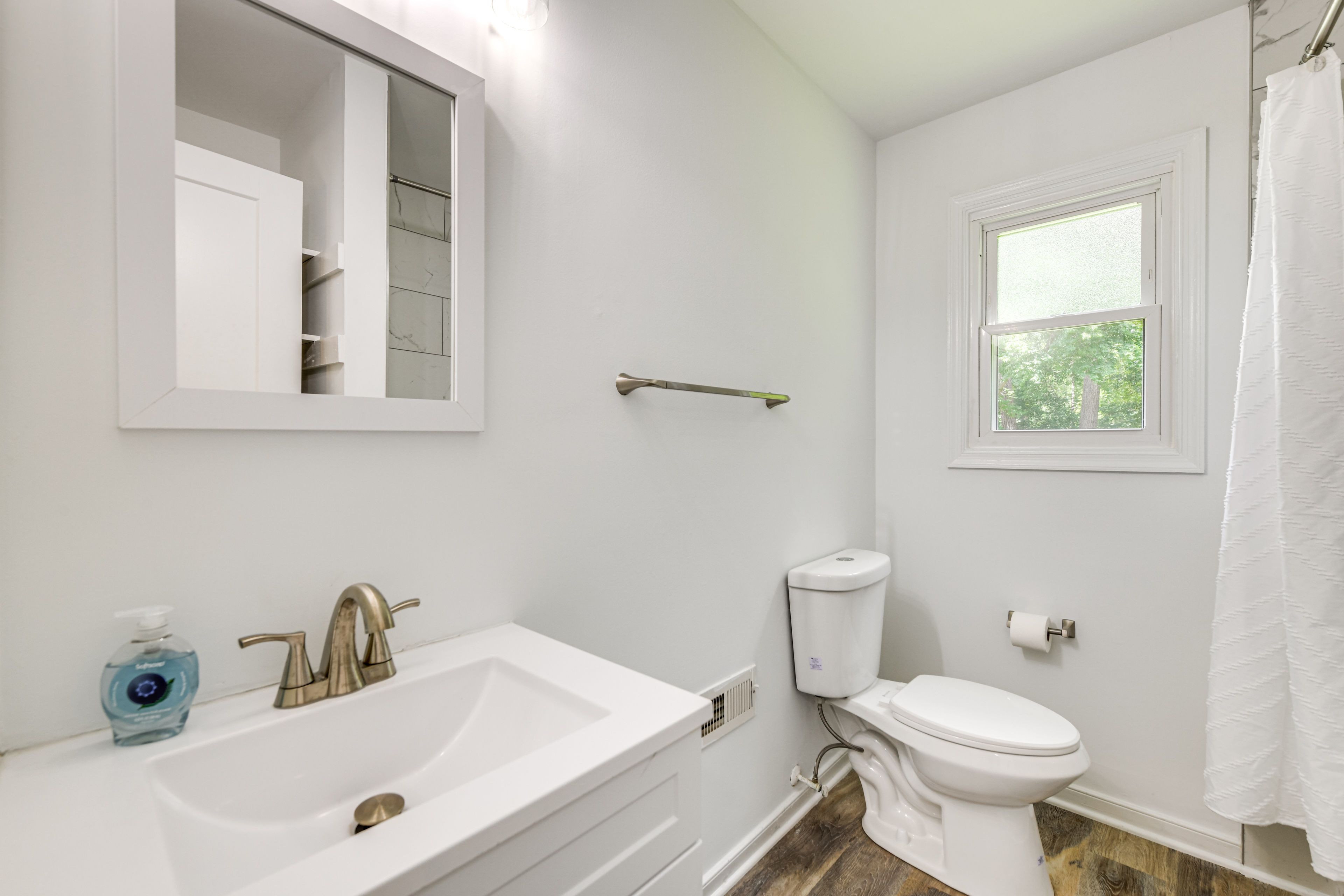 Full Bathroom | 2nd Floor | Towels & Linens Provided