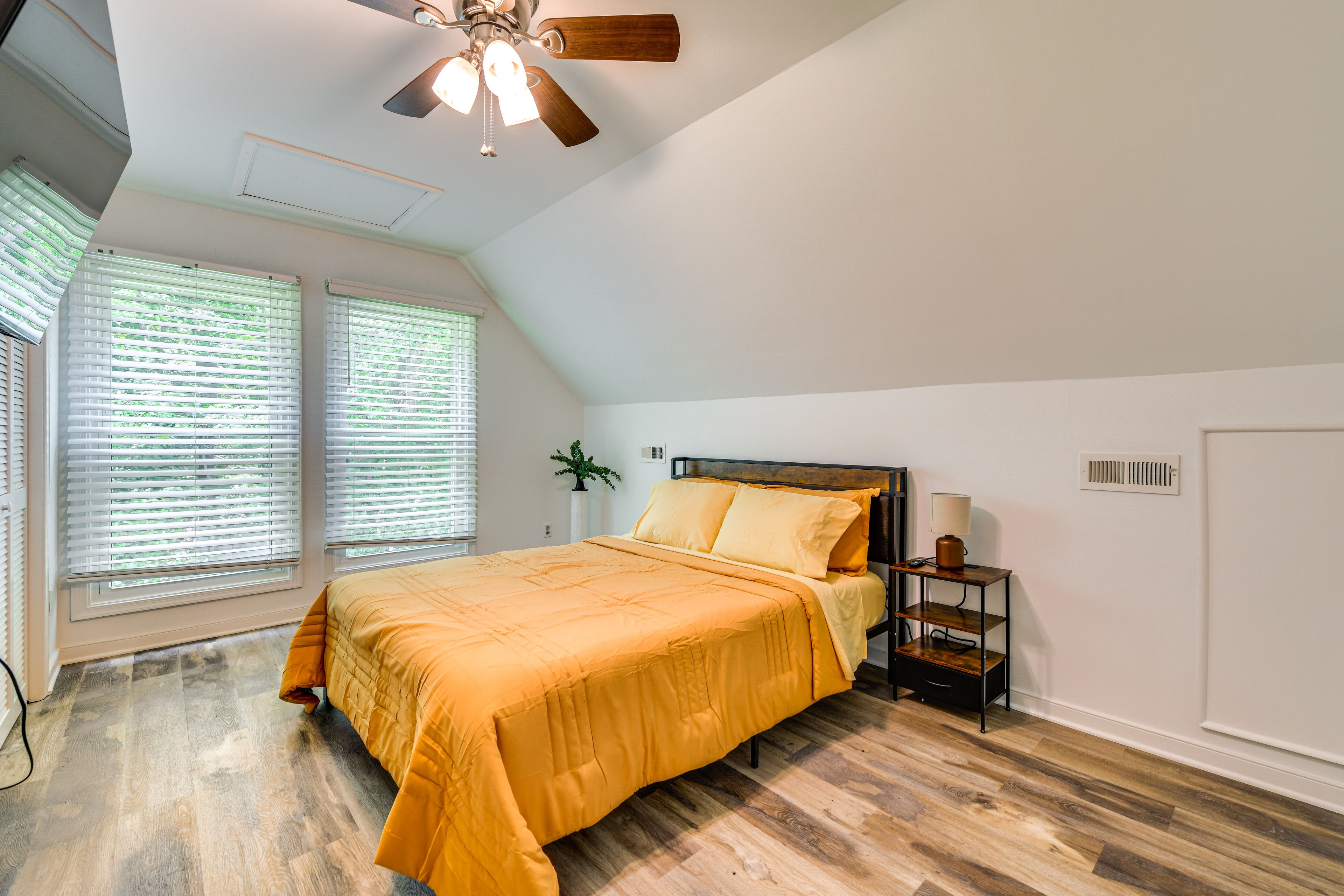 Bedroom 1 | Queen Bed | 2nd Floor | Smart TV