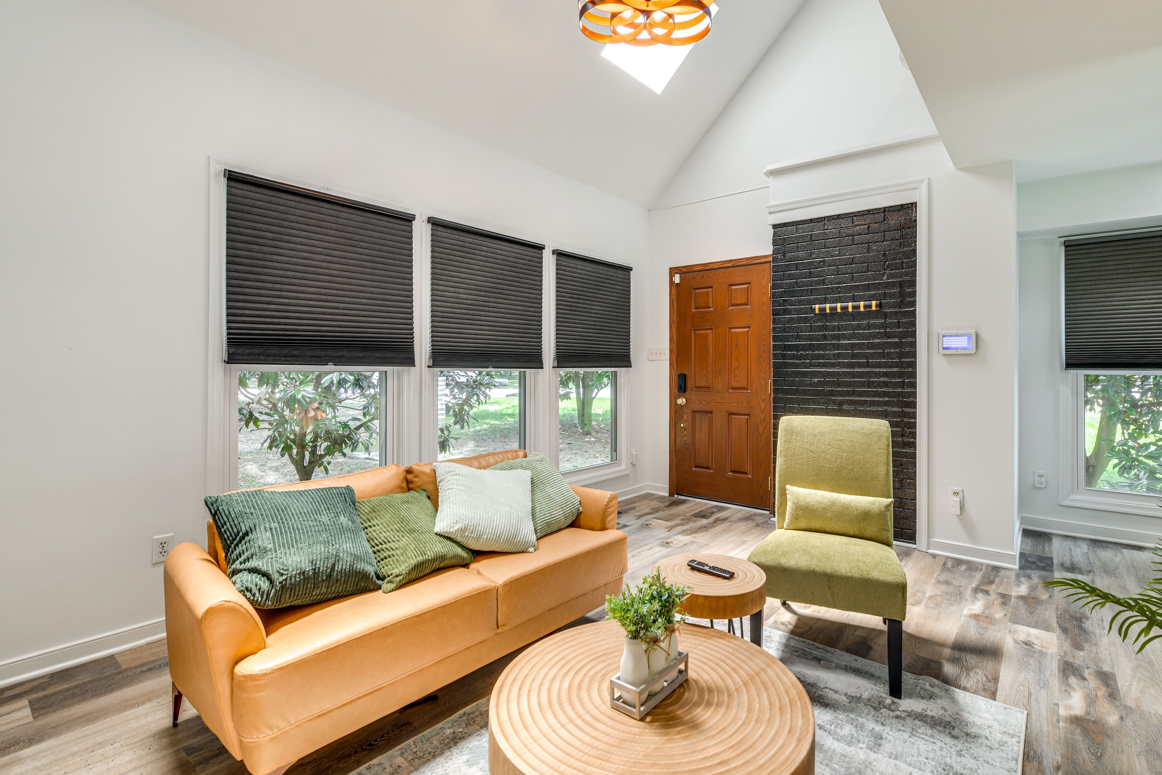 Living Room | 1st Floor | Smart TV | Free WiFi | Electric Fireplace
