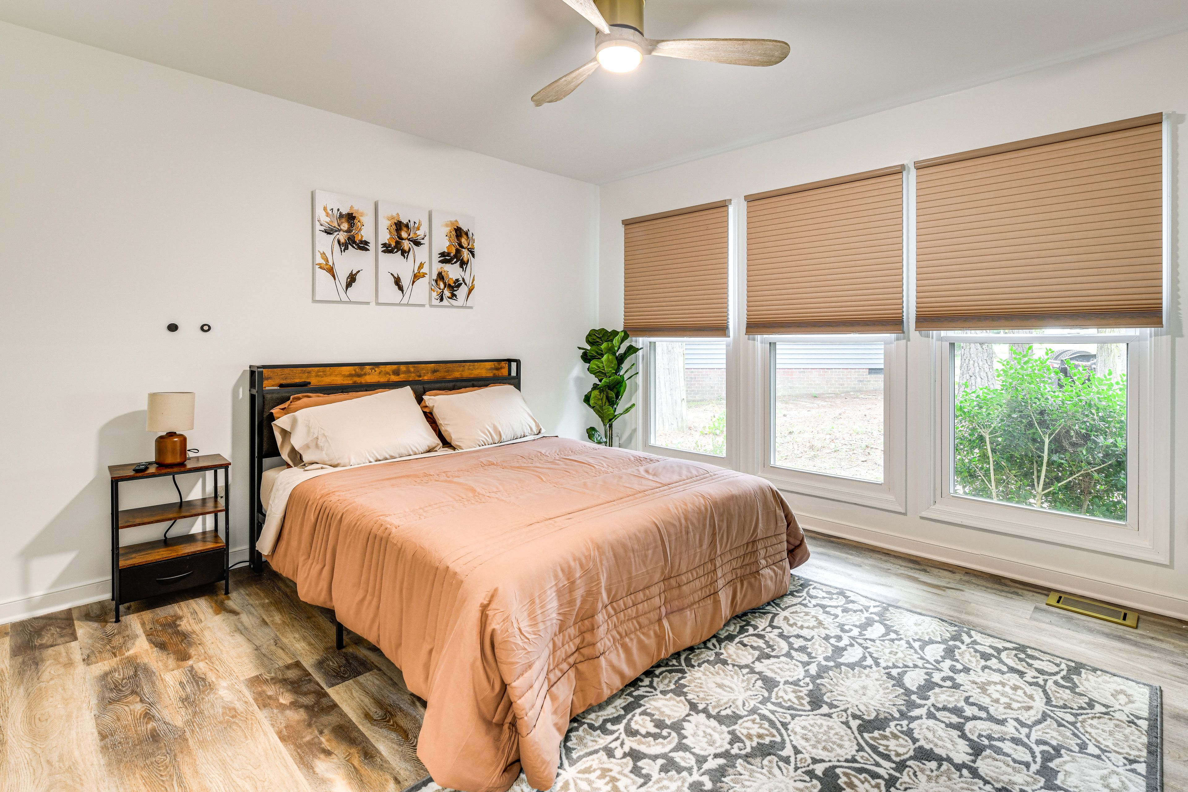 Bedroom 2 | Queen Bed | 1st Floor | Smart TV
