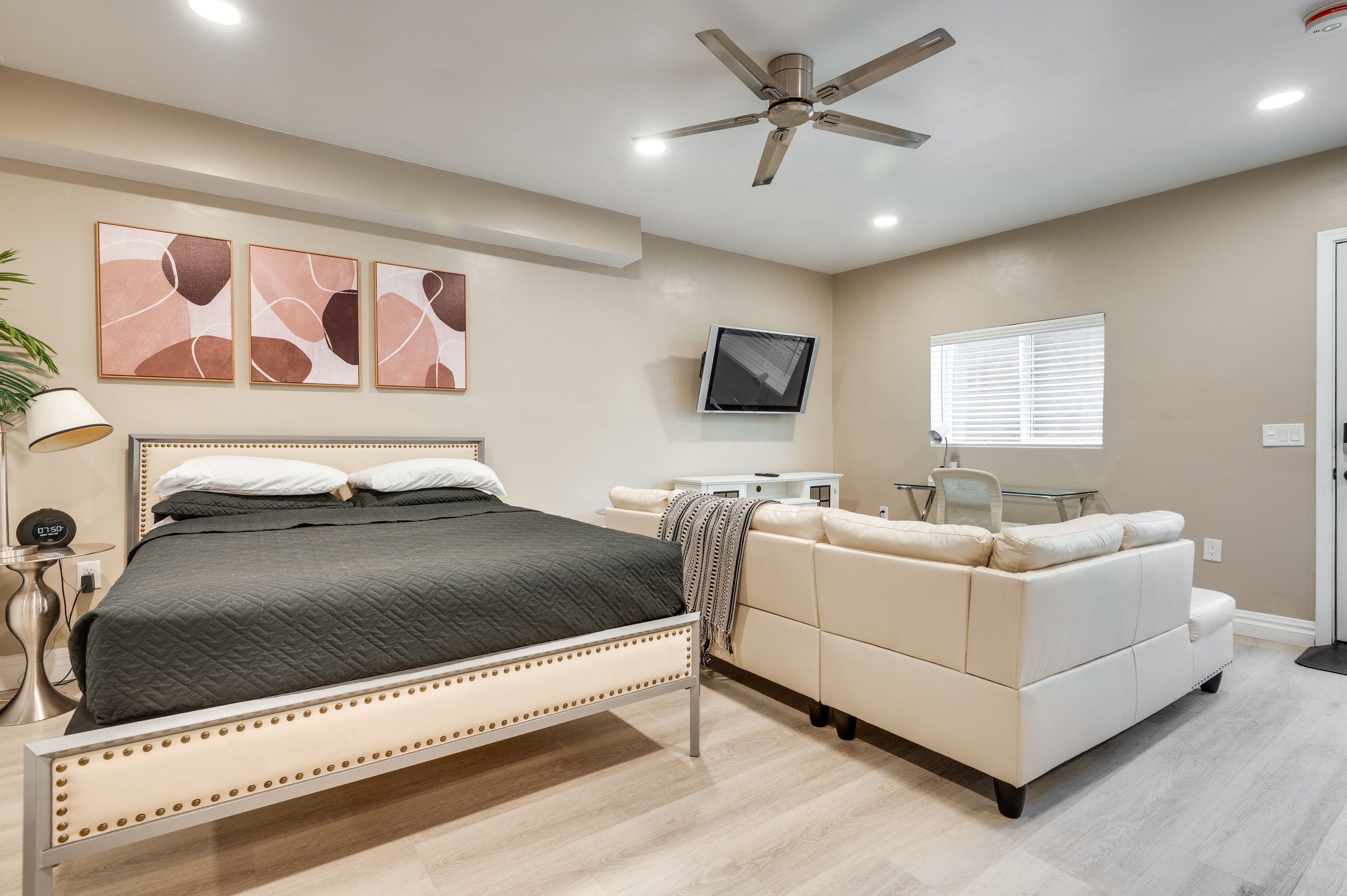 Studio Interior | Queen Bed | Free WiFi | Smart TV | Central A/C