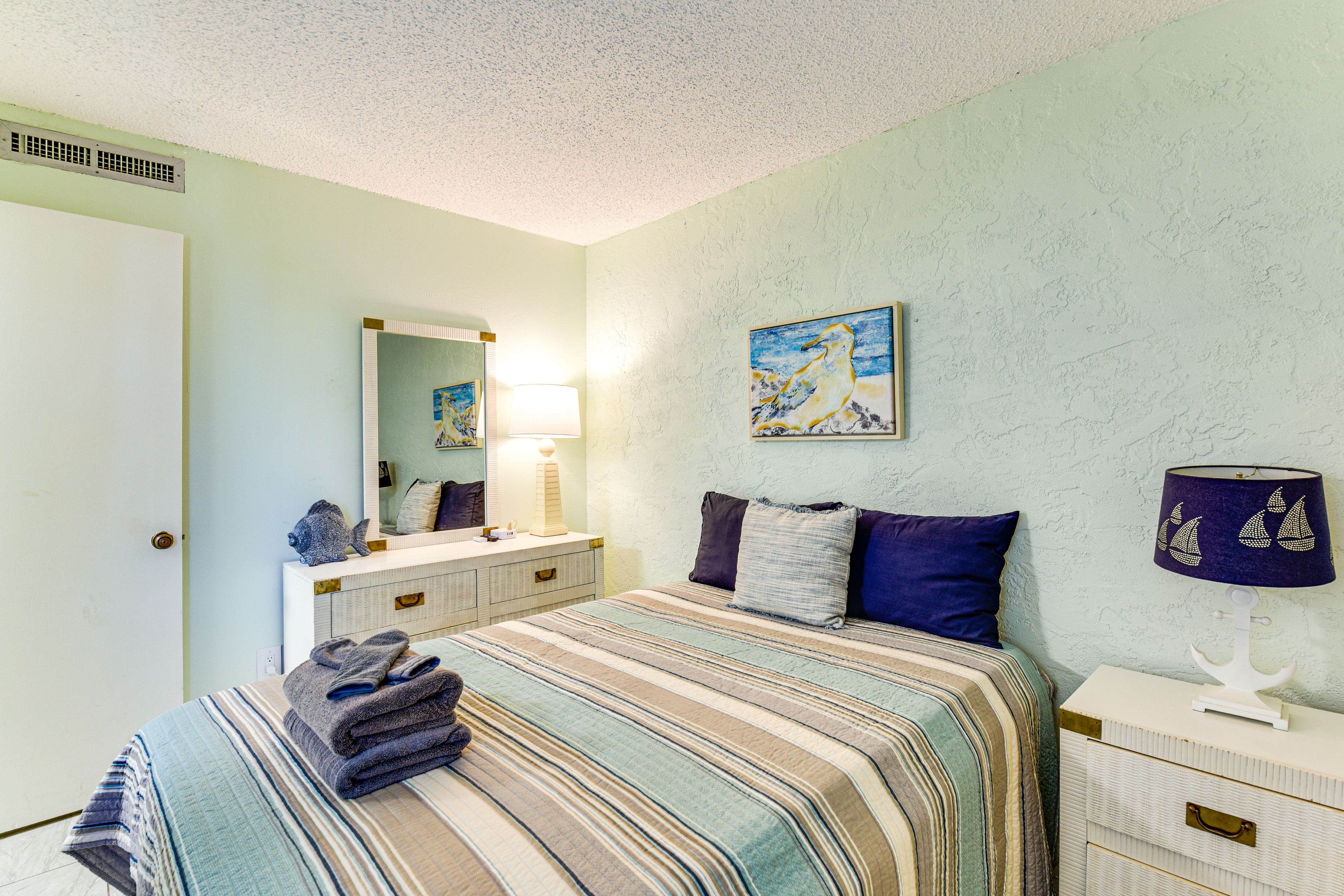 Bedroom 3 | 1st Floor | Queen Bed | Smart TV