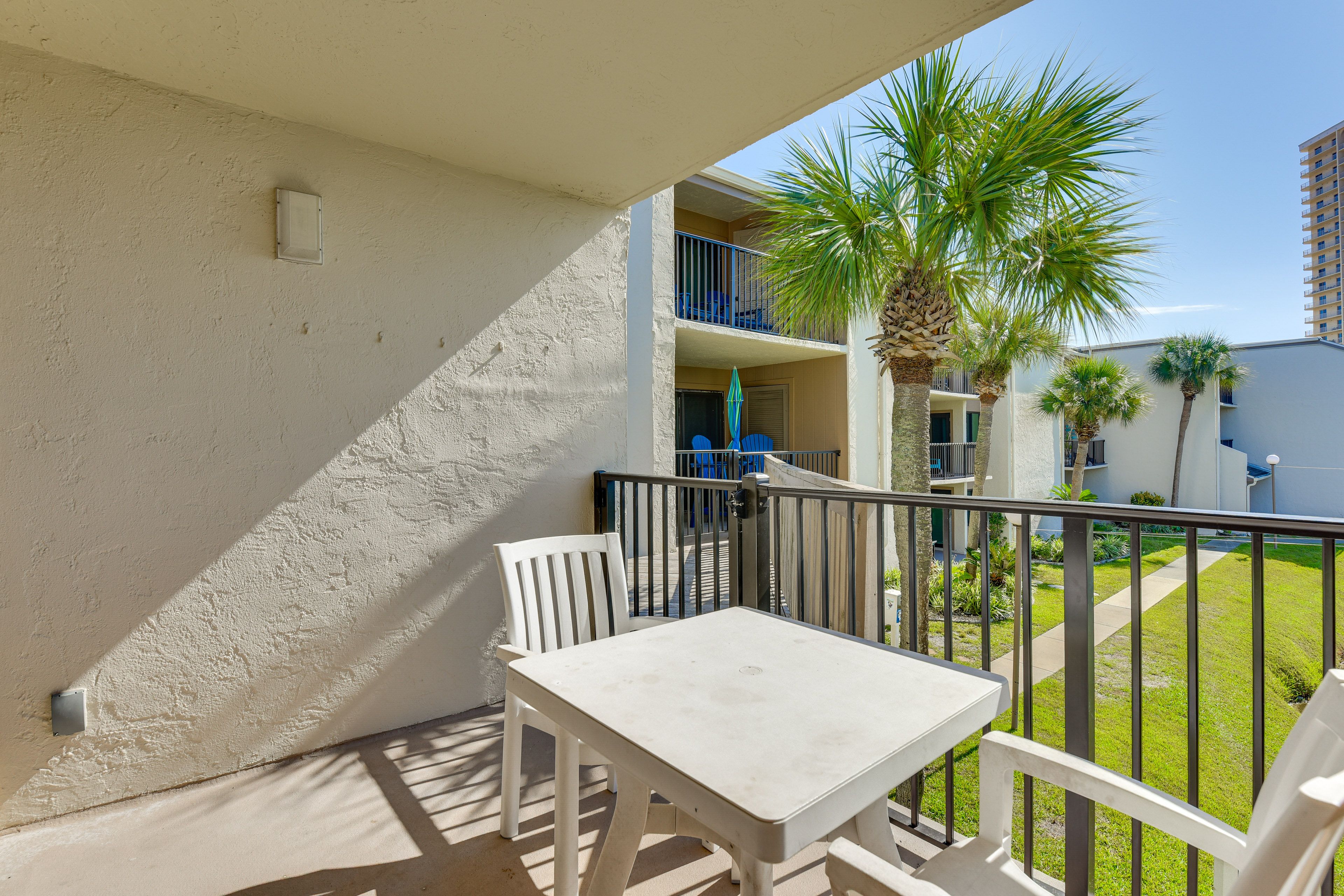 1st-Floor Balcony | Outdoor Dining