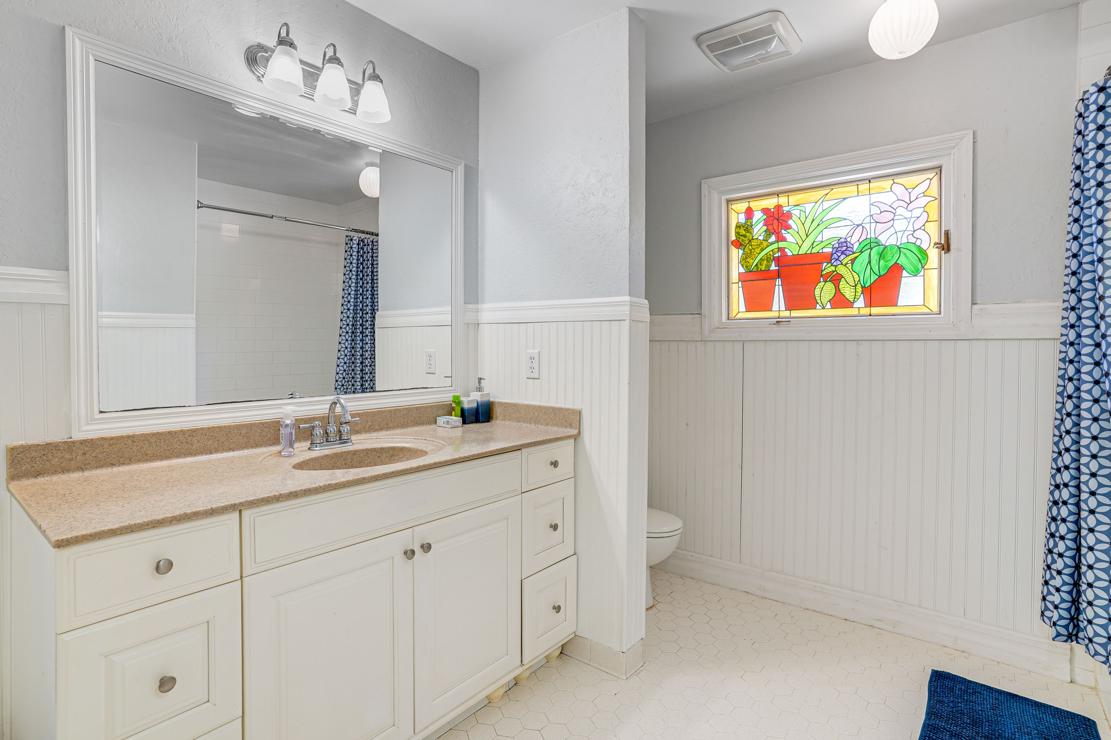 Full Bathroom | Towels Provided