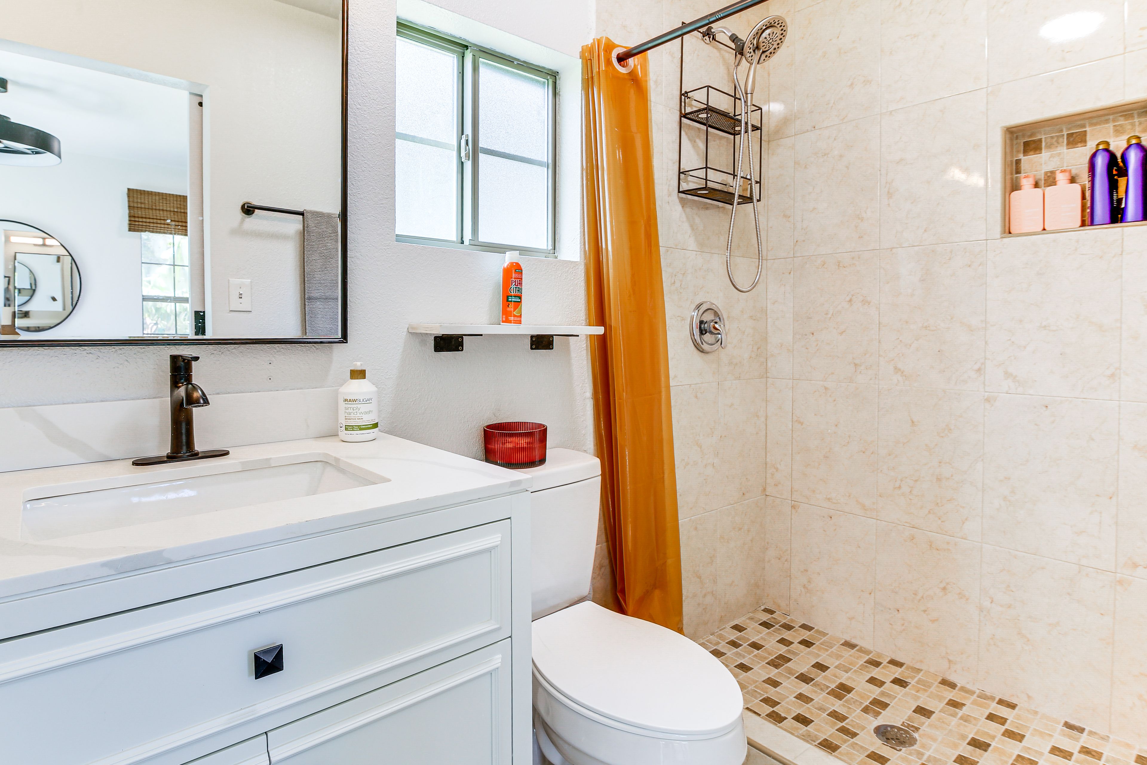 Full Bathroom | Towels Provided | Complimentary Toiletries