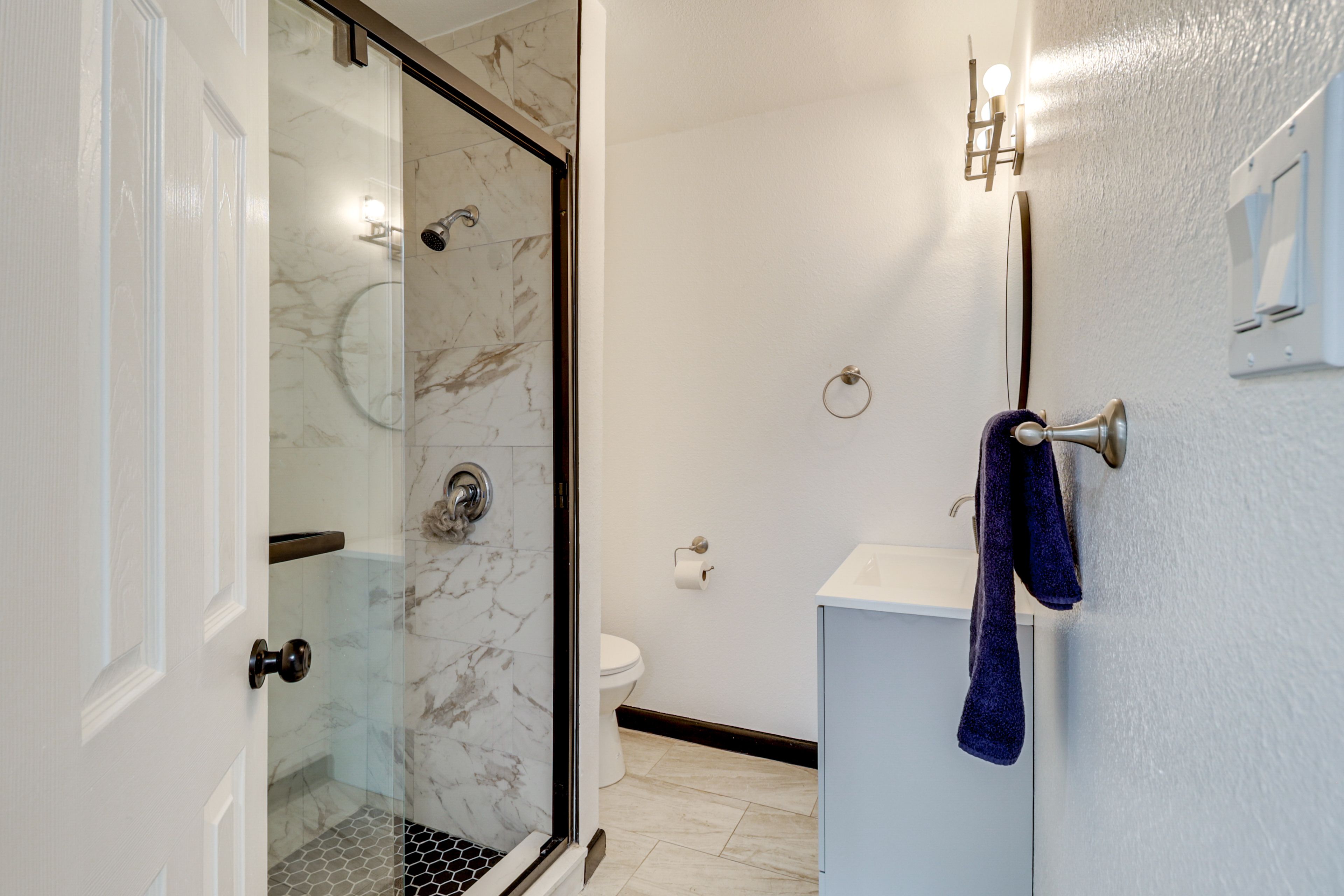 Full Bathroom | Towels Provided