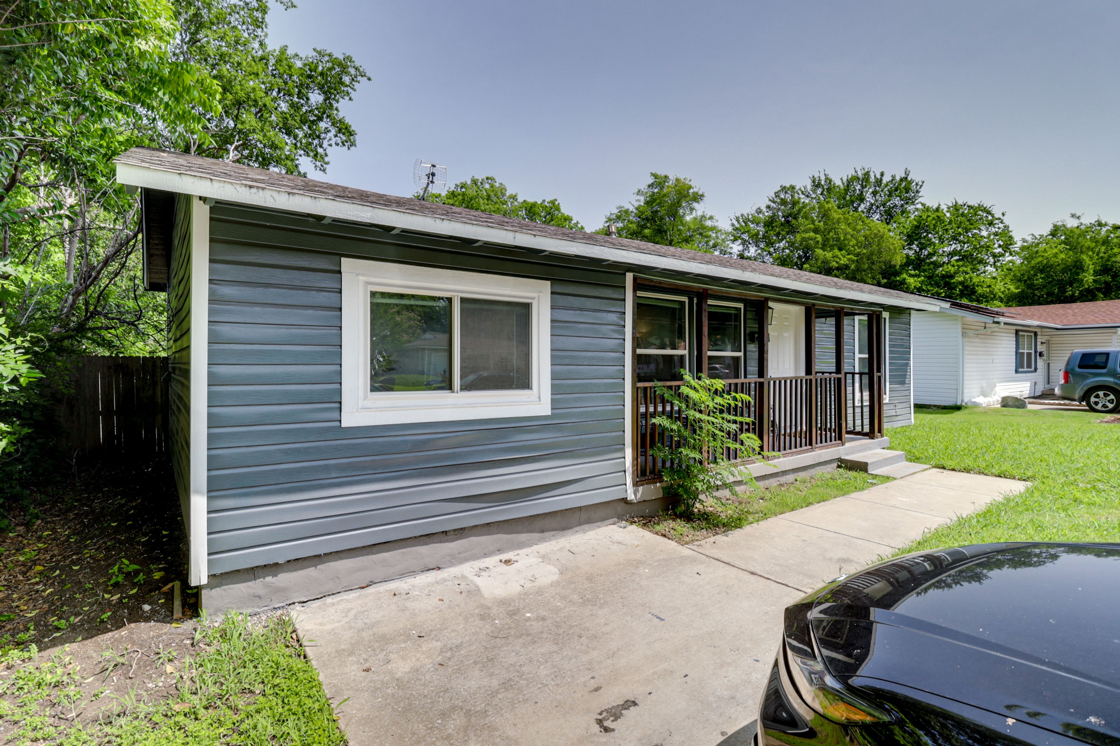 Home Exterior | Parking | Driveway (2 Vehicles)