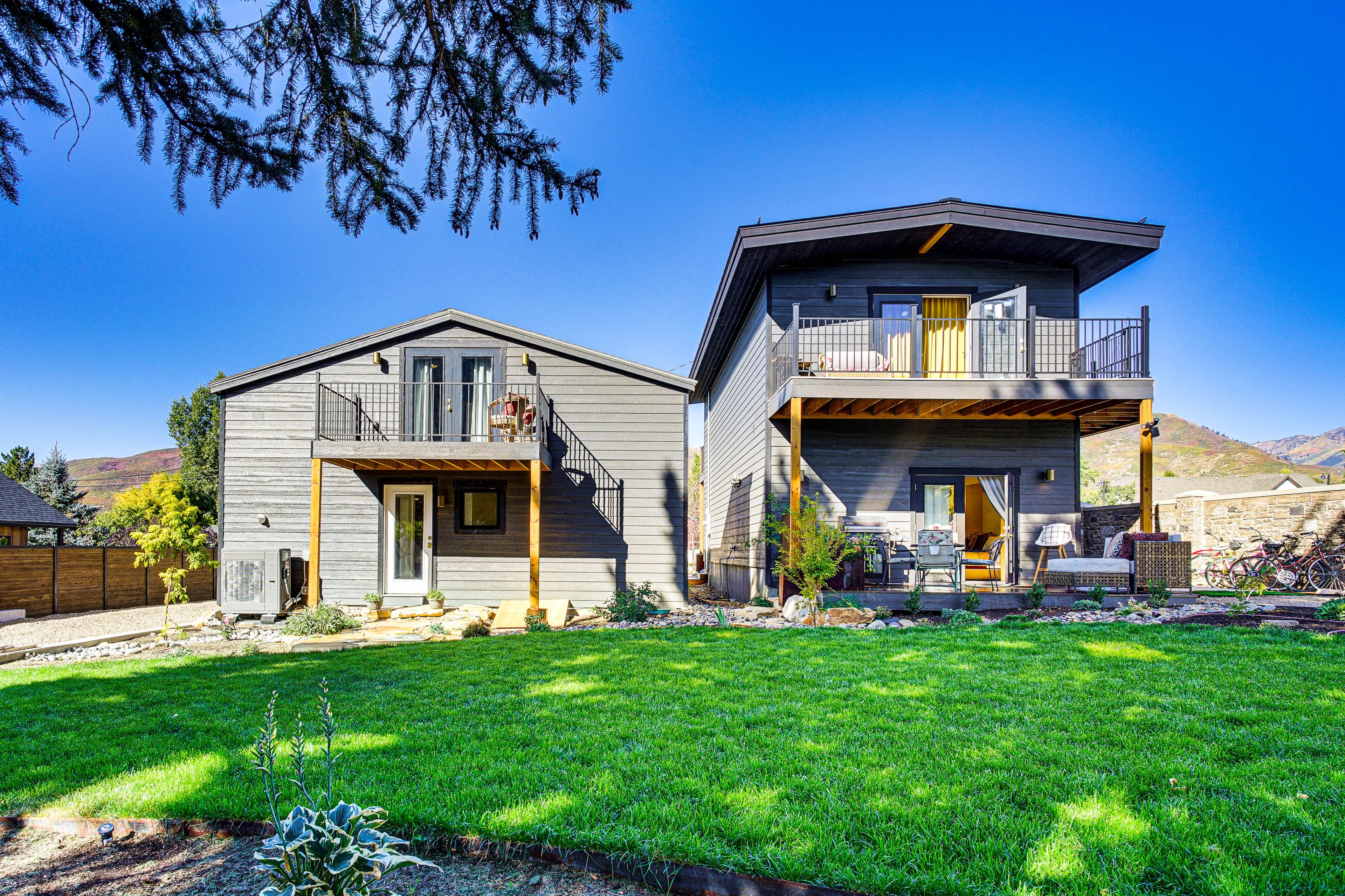 Shared Backyard | Fire Pit | Charcoal Grill