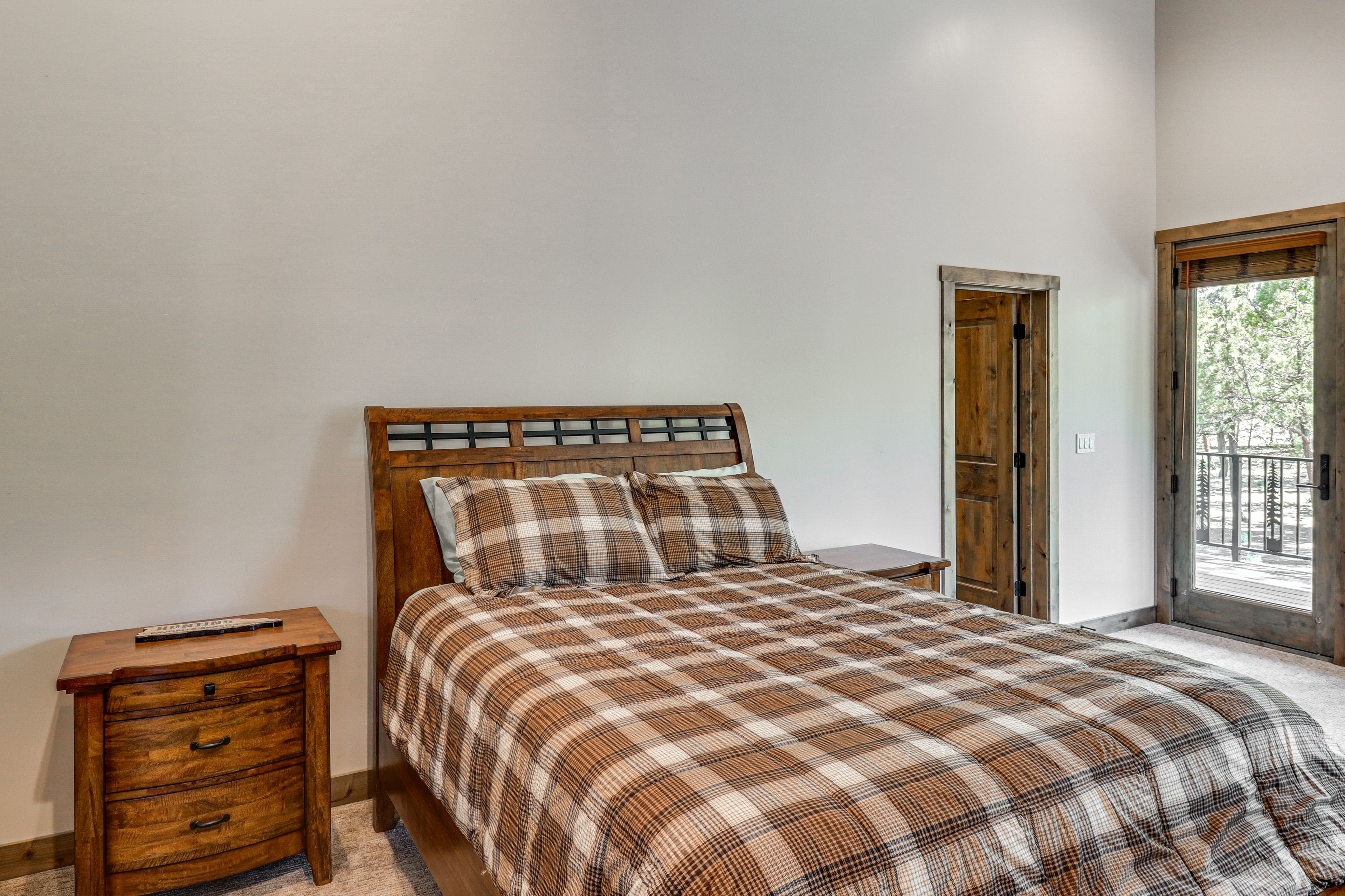 Bedroom 1 | Queen Bed | Smart TV | Main Level