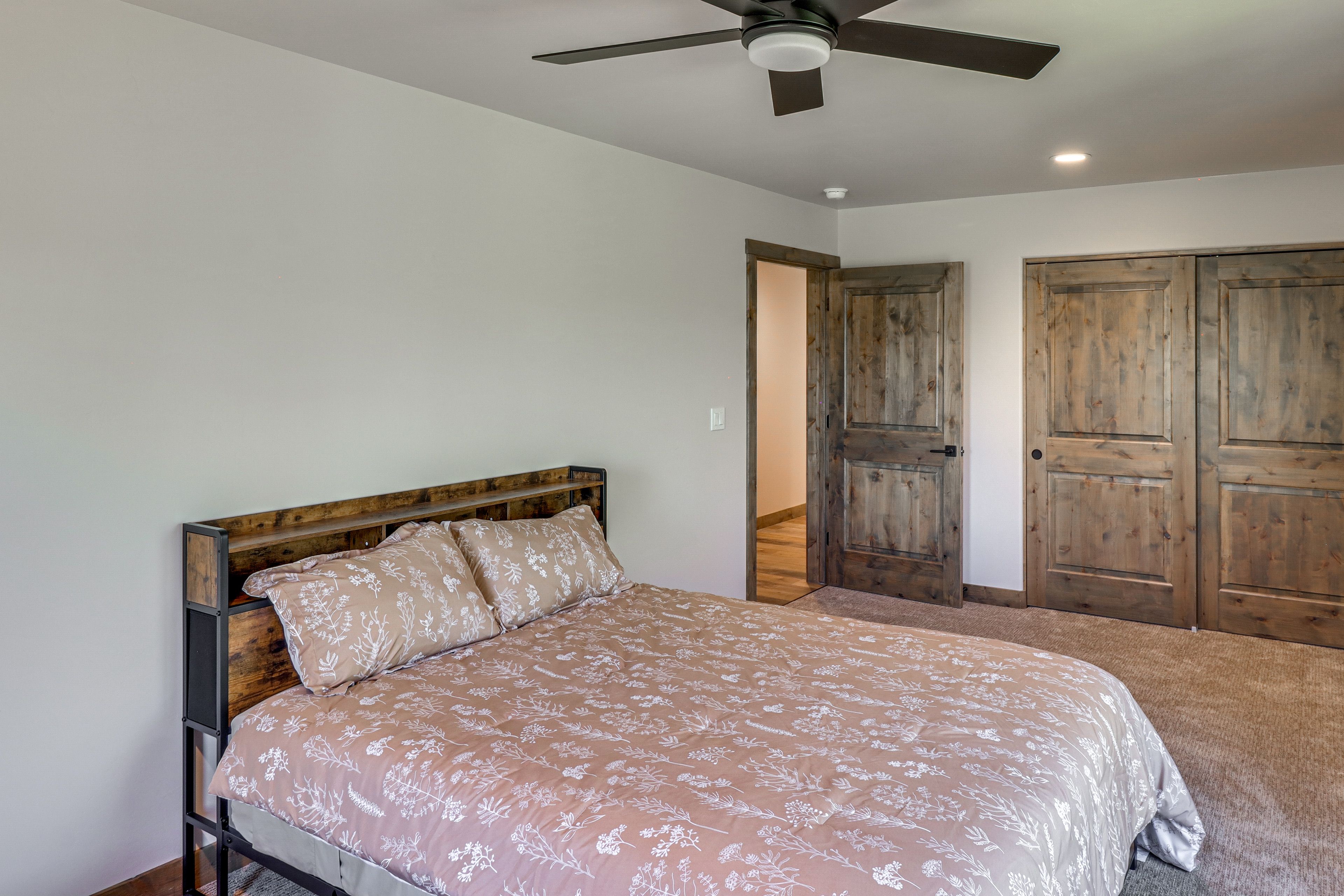 Bedroom 5 | Queen Bed