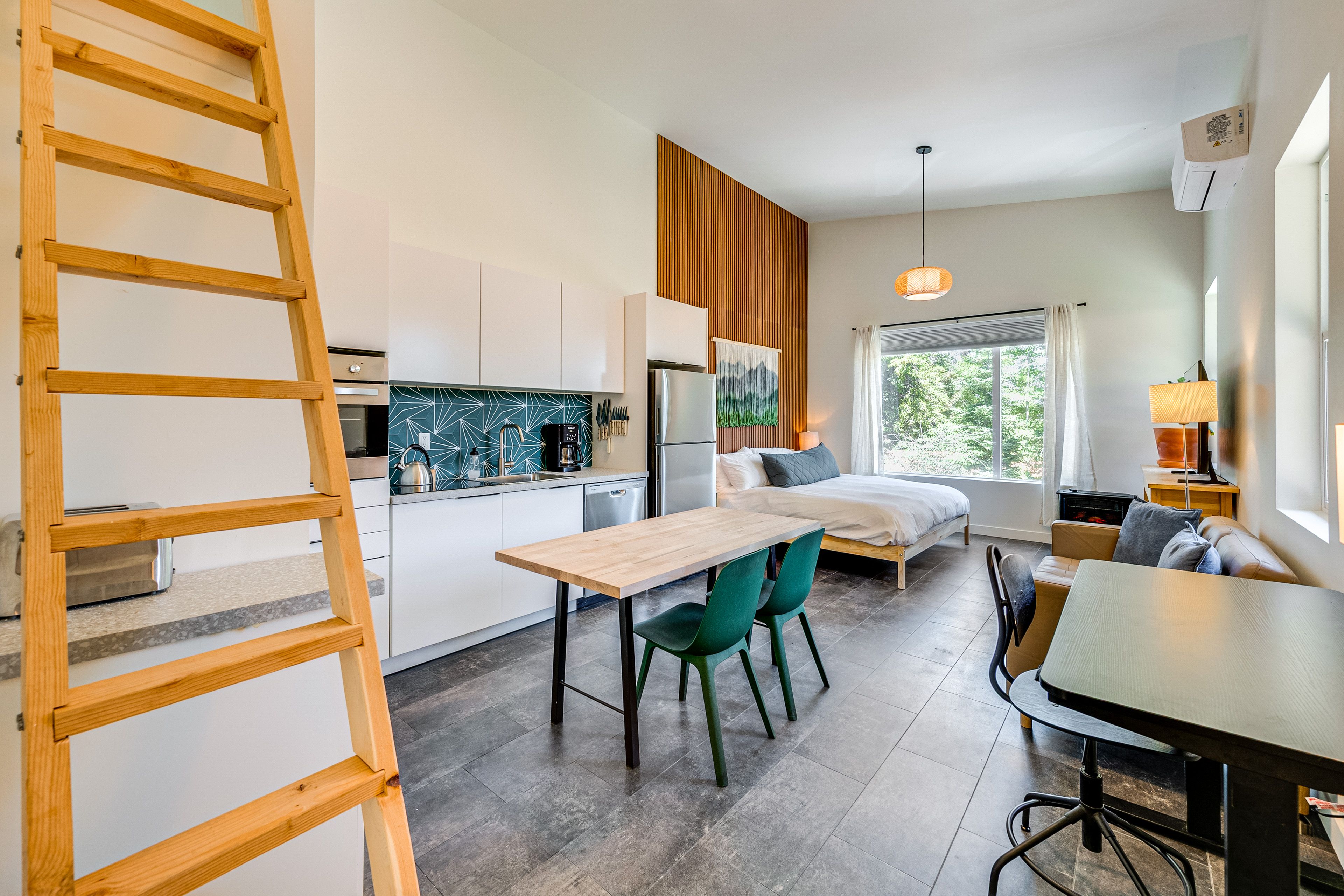 Entryway | 1st Floor | Desk | Free WiFi | Central Heating & A/C