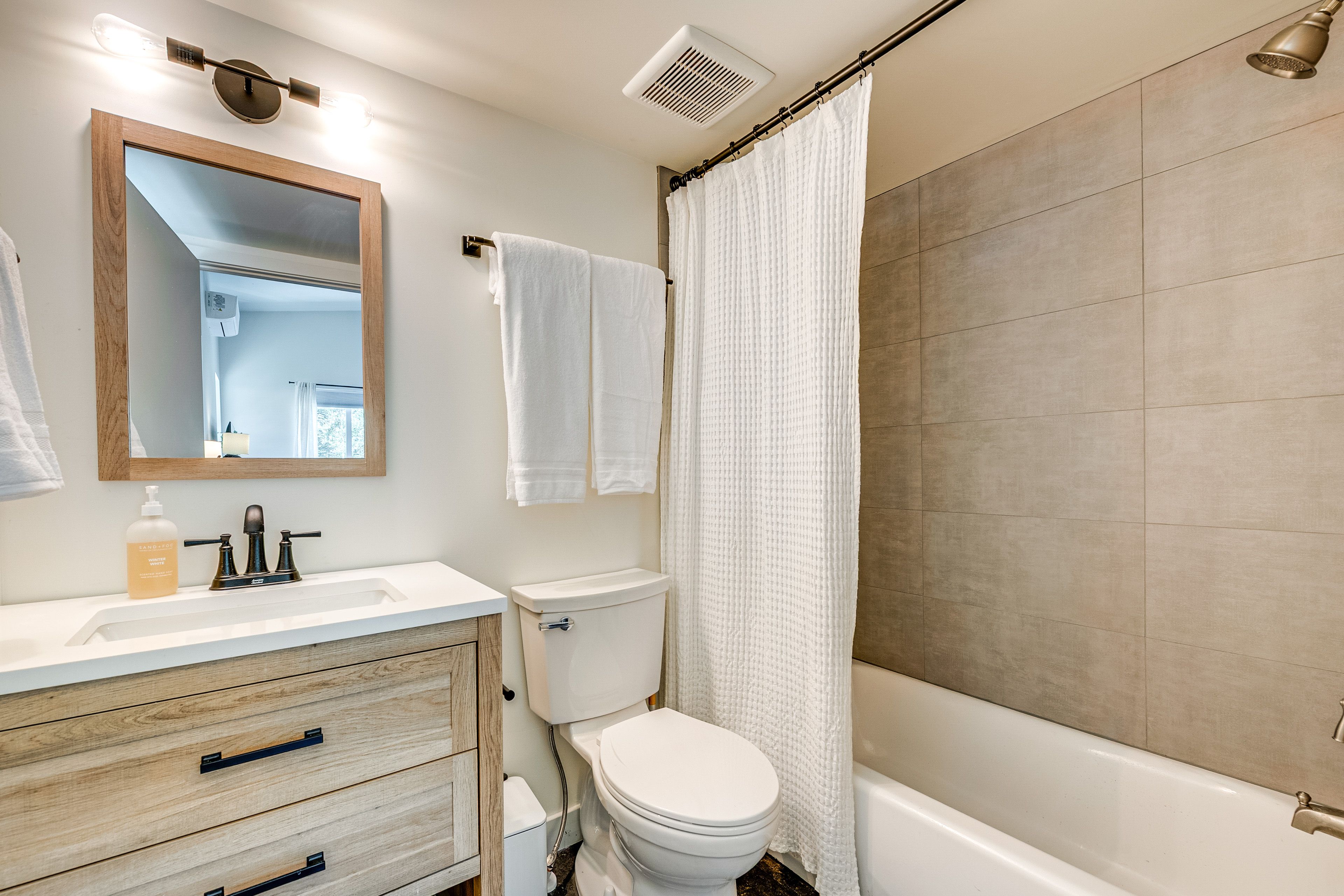 Full Bathroom | 1st Floor | Complimentary Toiletries | Towels Provided