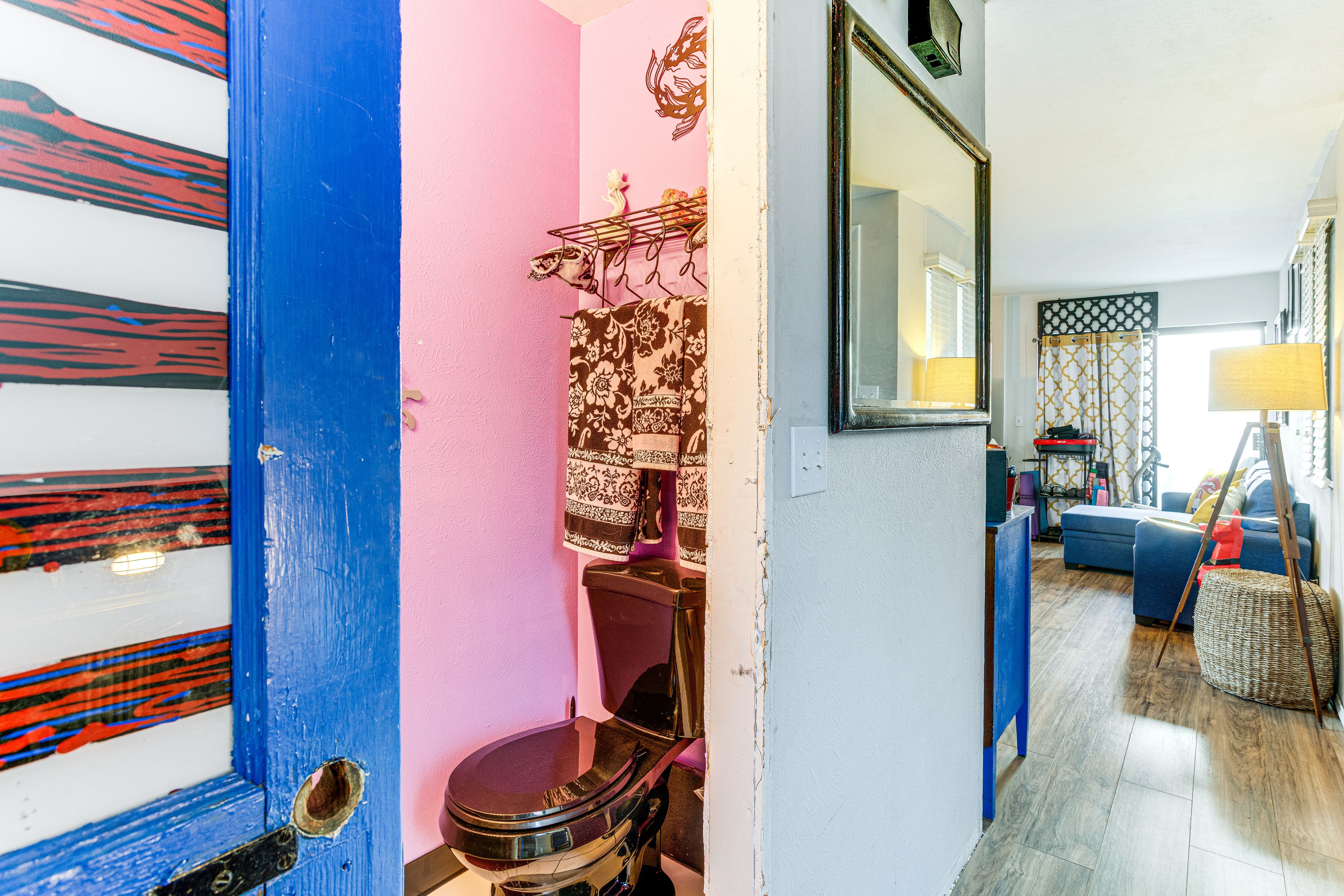 Half Bathroom | 1st Floor | Towels Provided