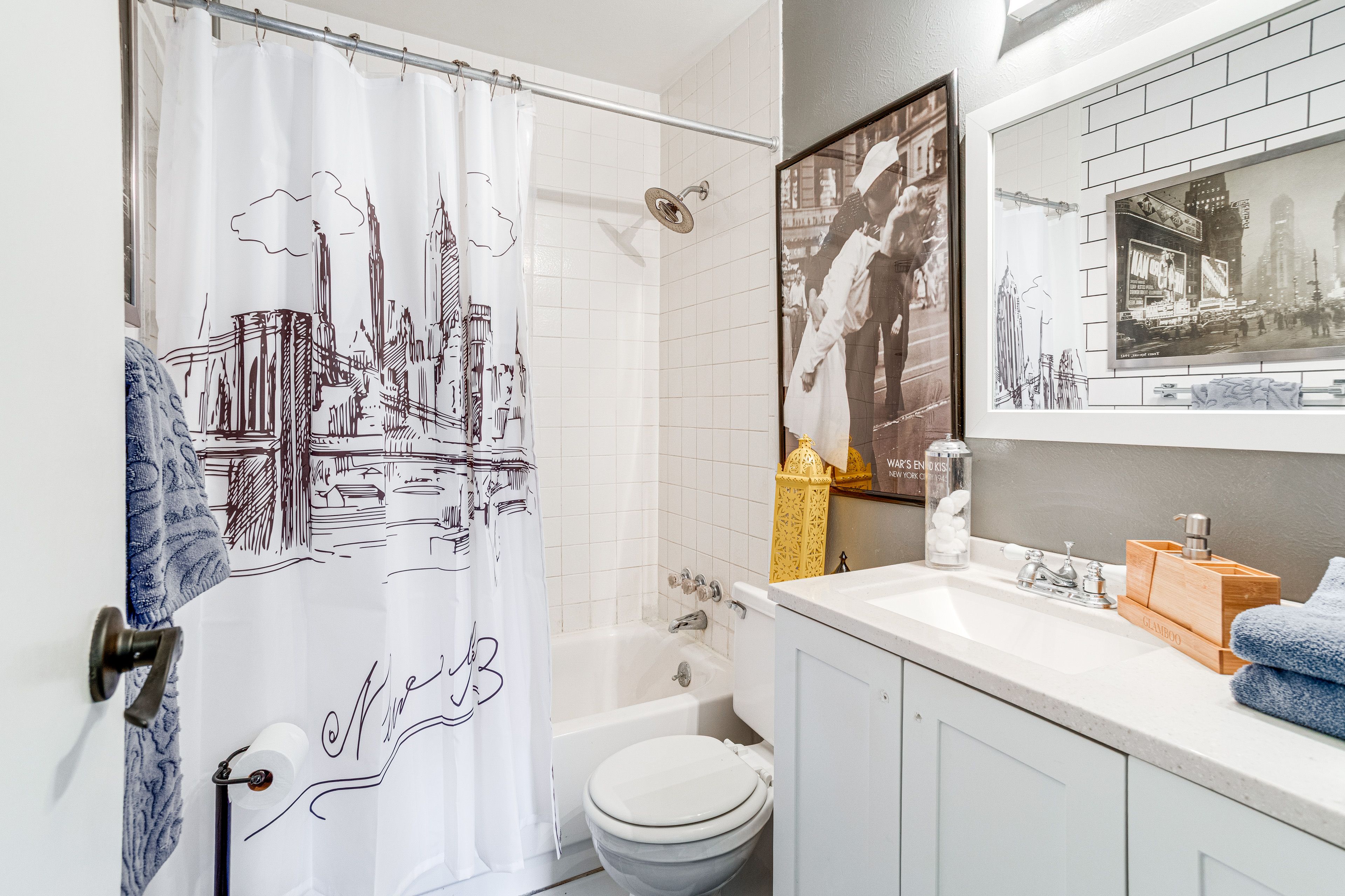 Full Bathroom | 2nd Floor | Towels Provided