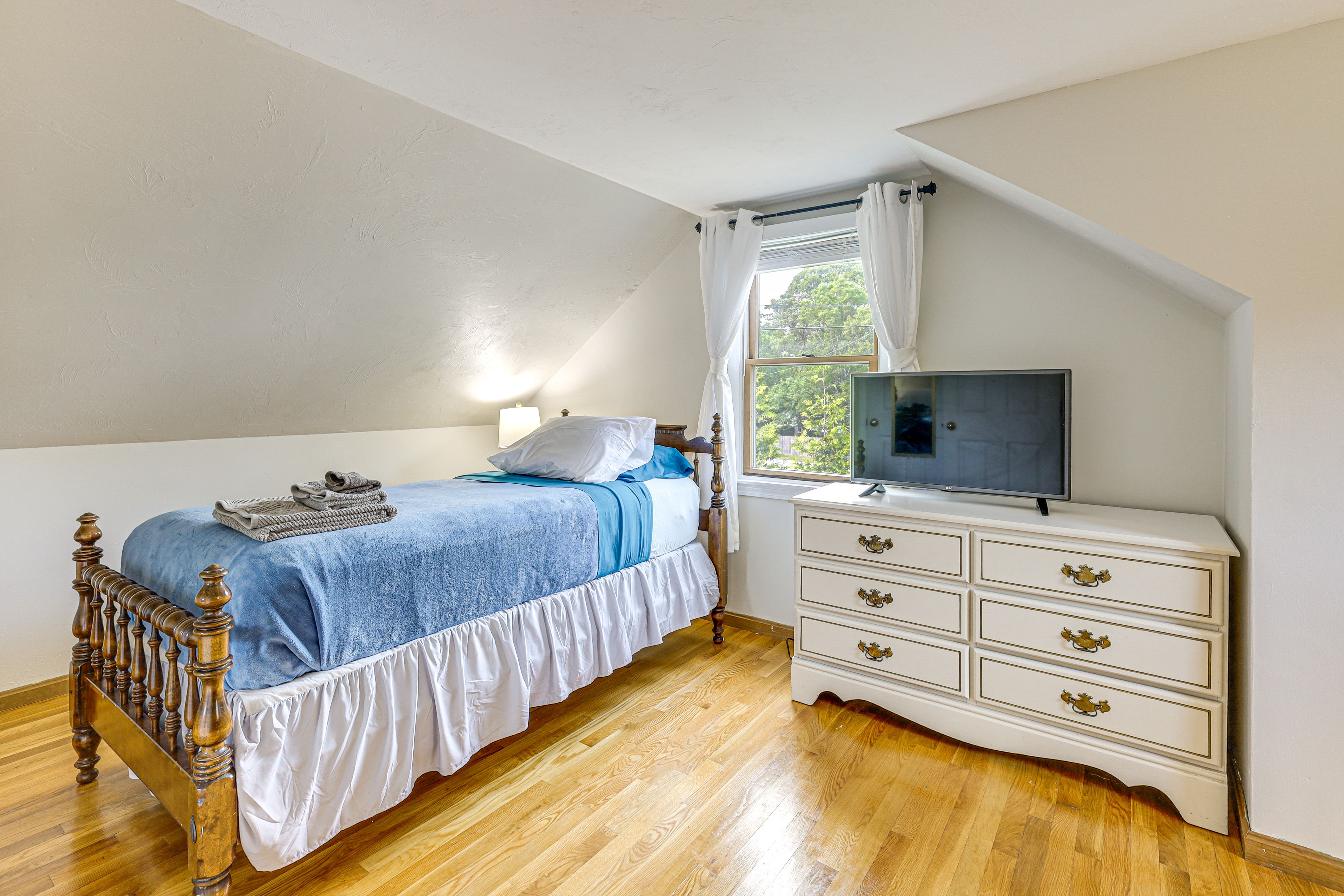 Bedroom 2 | 2 Twin Beds | 2nd Floor | Smart TV