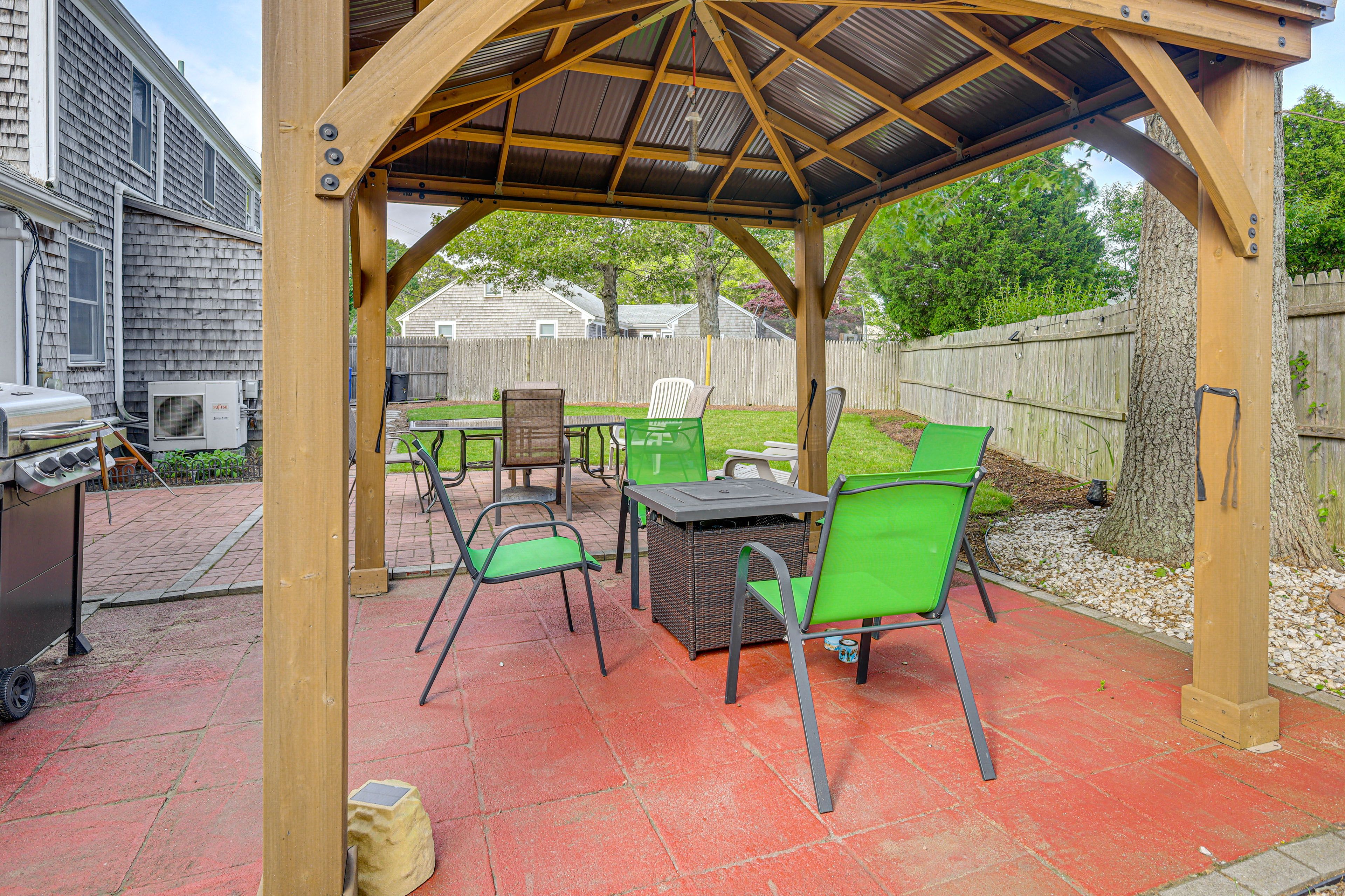Private Backyard Area | Fire Pit | Gas & Charcoal Grills
