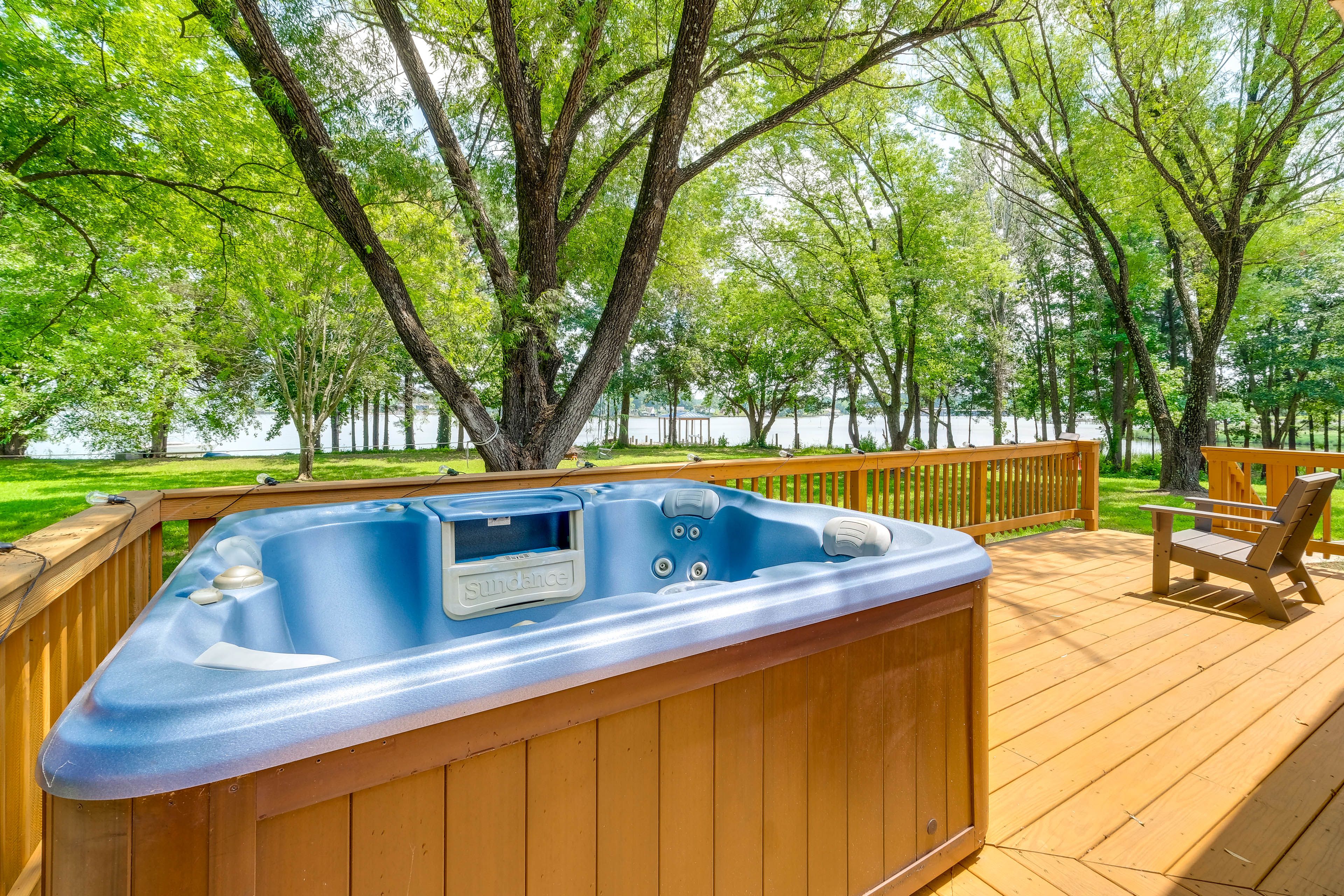 Wraparound Deck w/ Seating | Hot Tub
