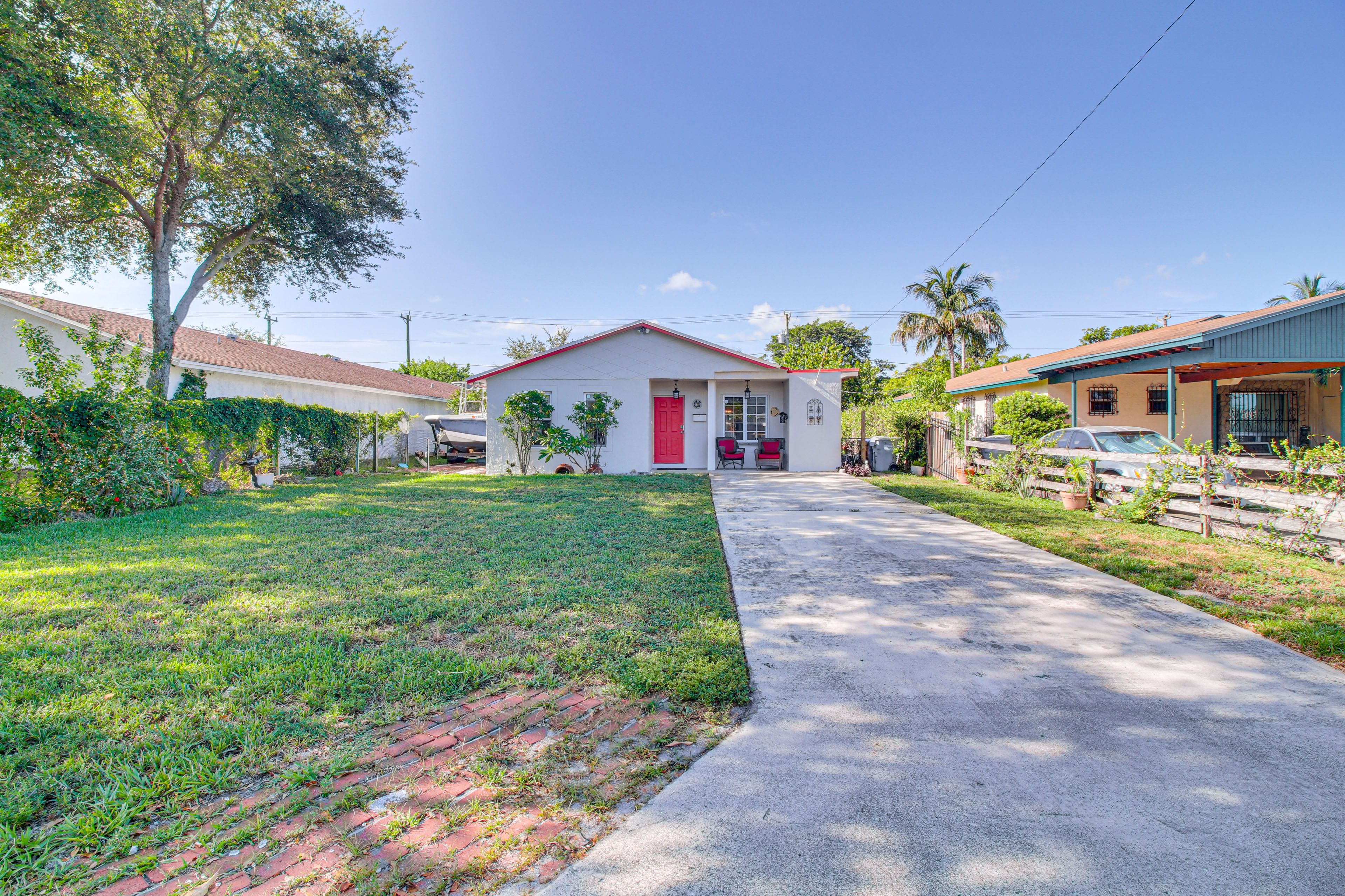 Home Exterior | Parking | Driveway (2 Vehicles) | RV Parking Allowed