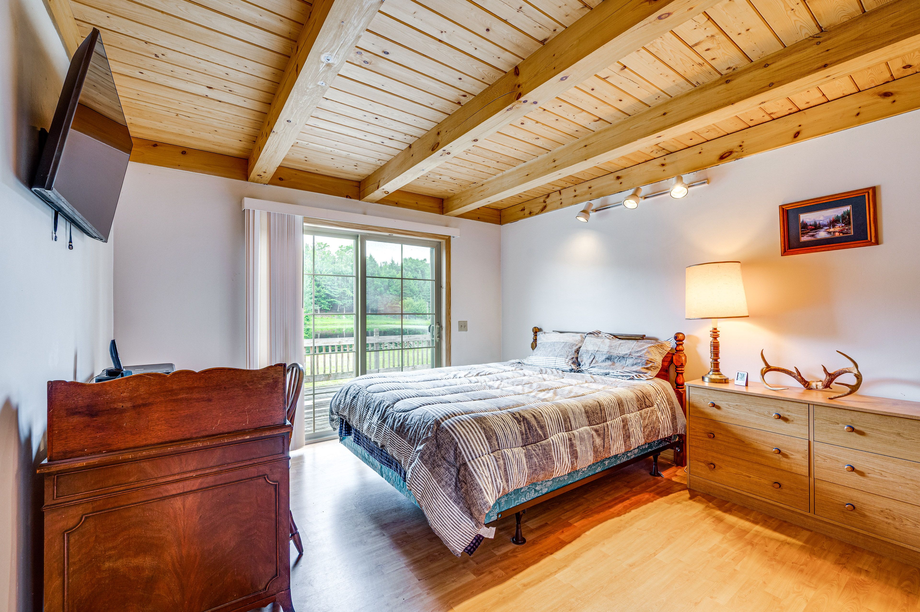 Bedroom 1 | Queen Bed | 1st Floor