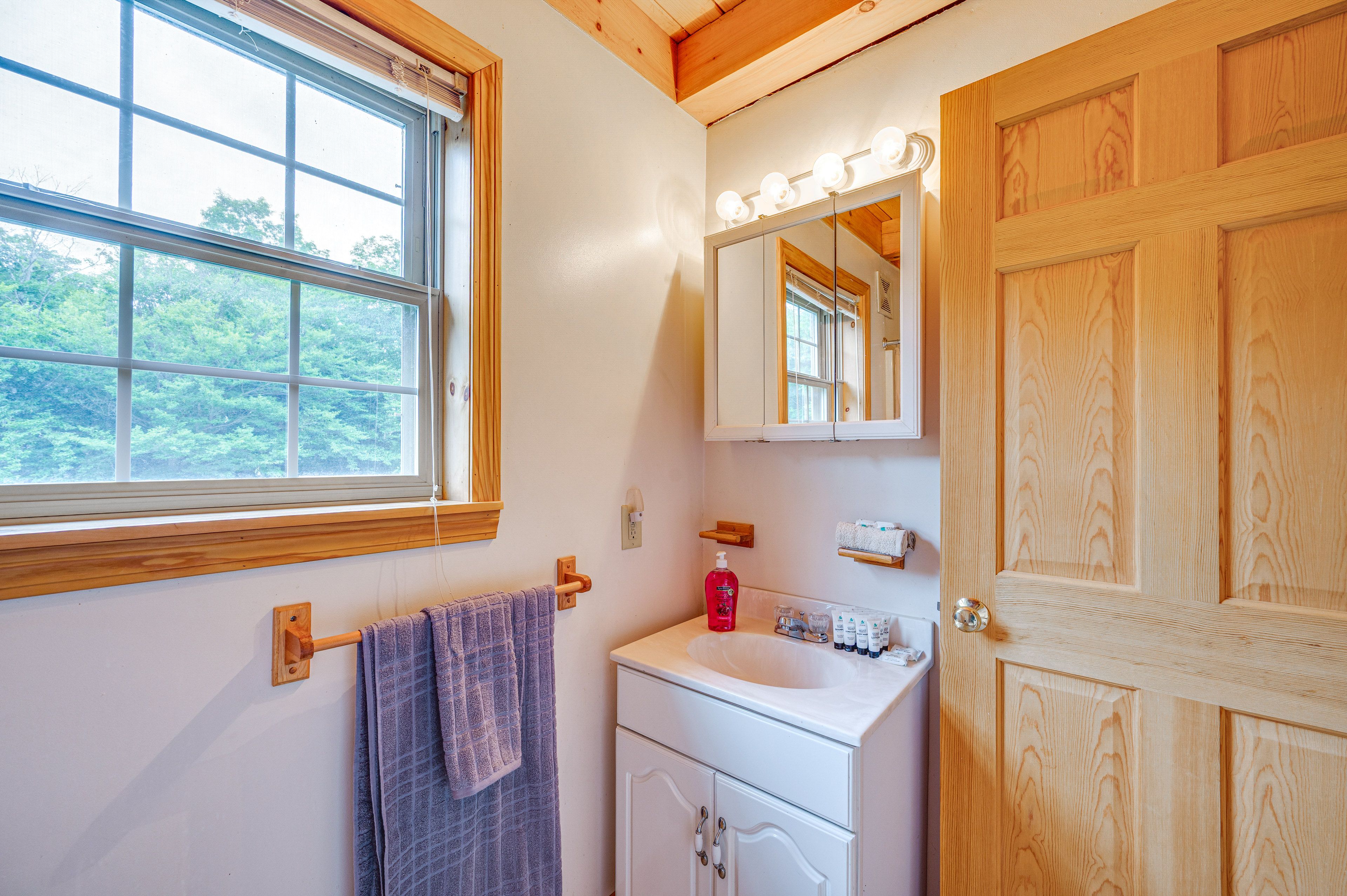 Full Bathroom | Towels Provided | 1st Floor