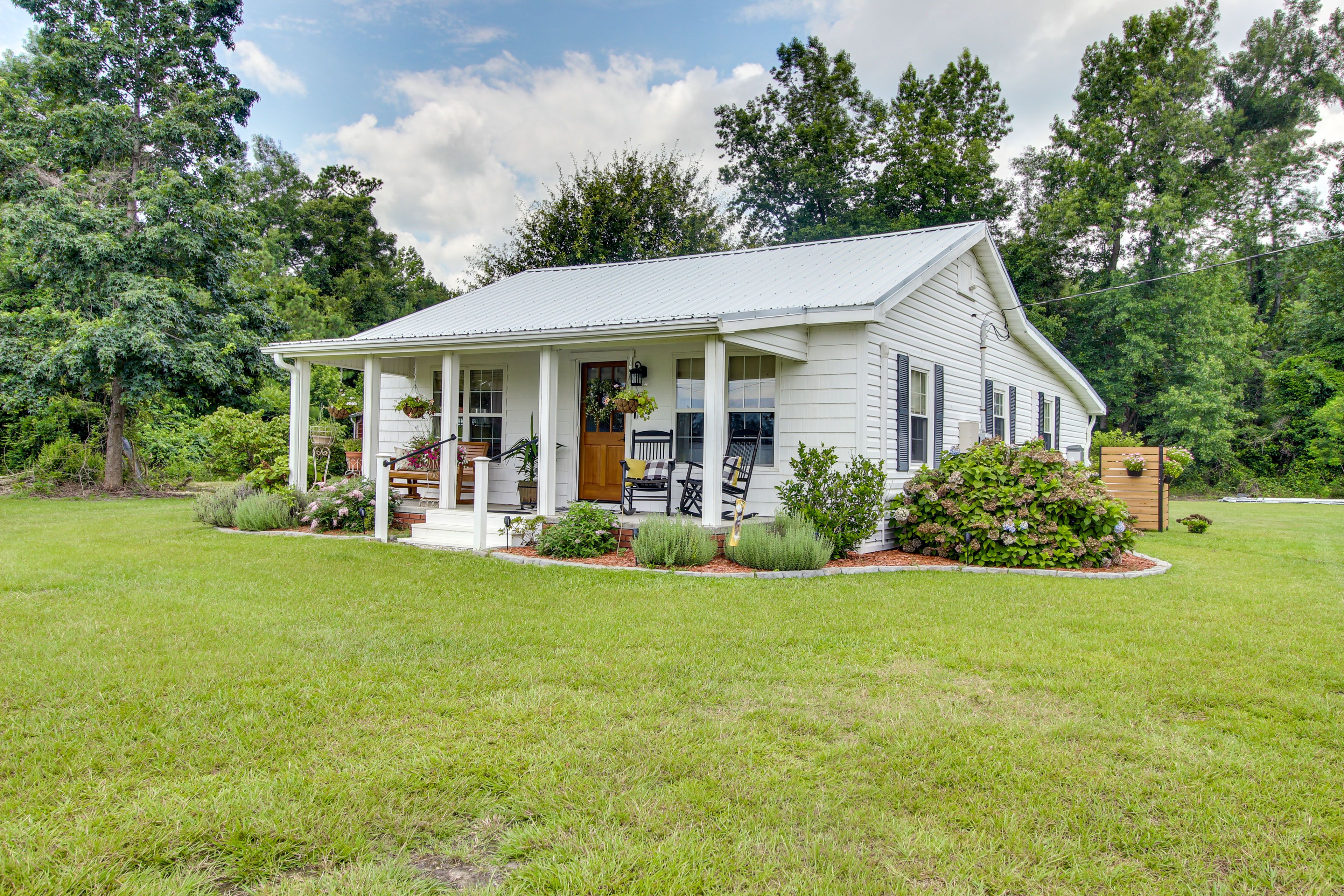House Exterior | Driveway (8 Vehicles)