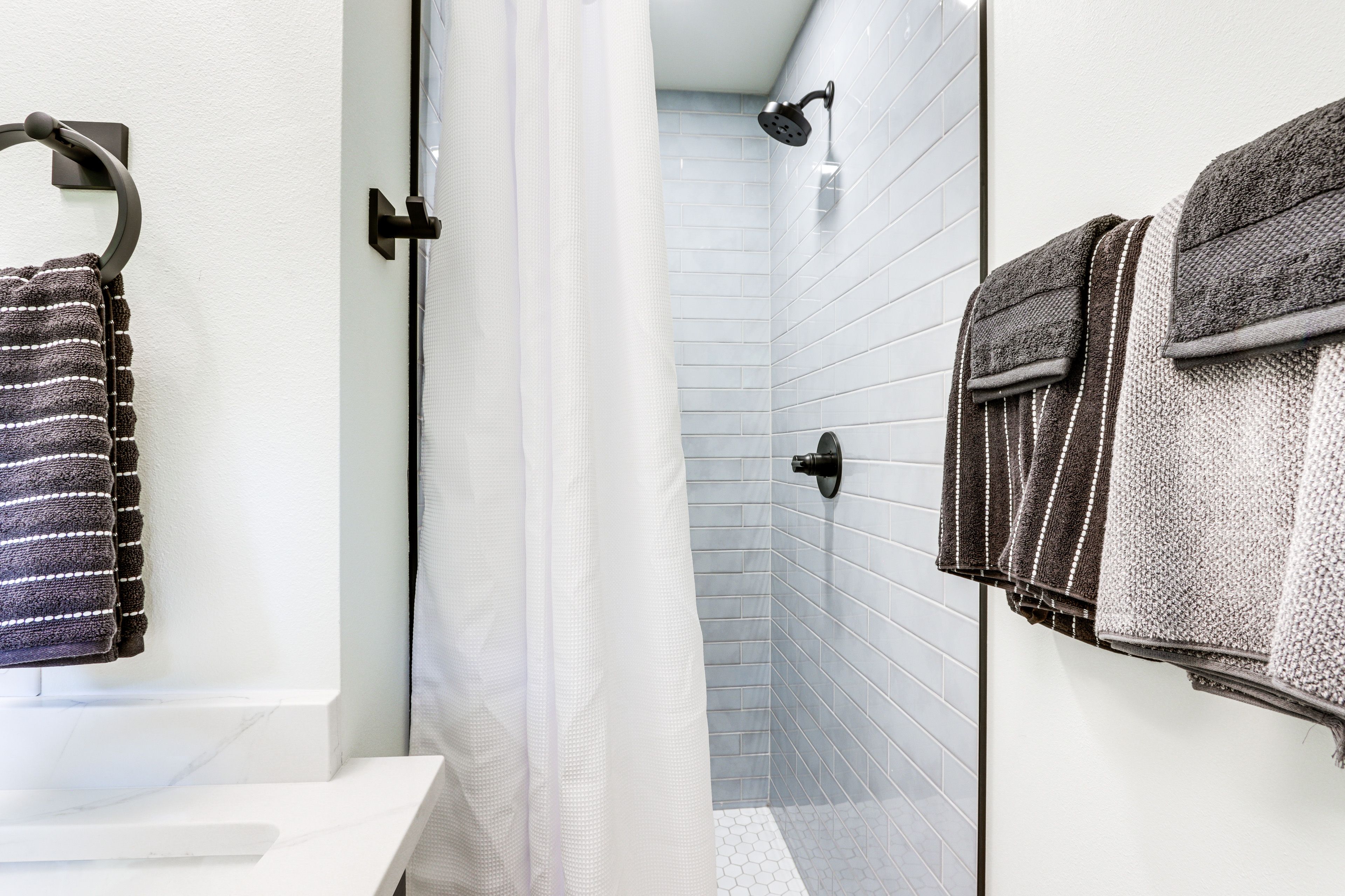Full Bathroom | Towels Provided