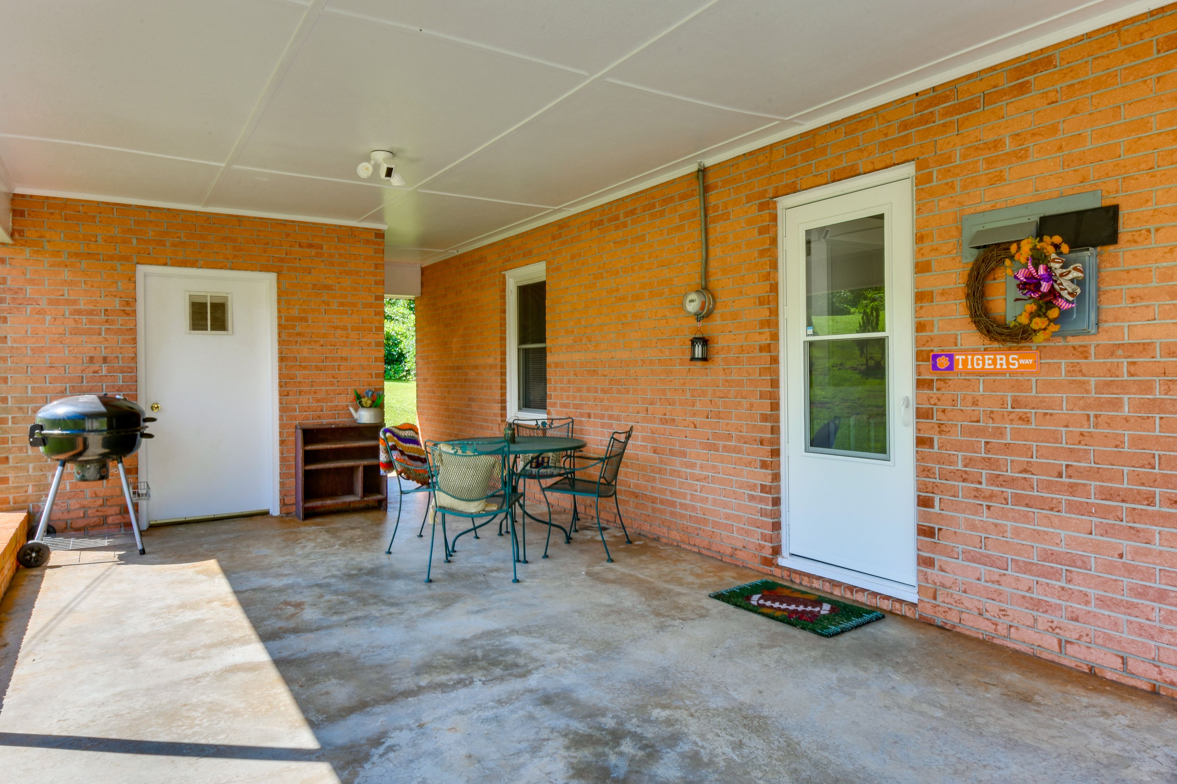Covered Patio | Charcoal Grill