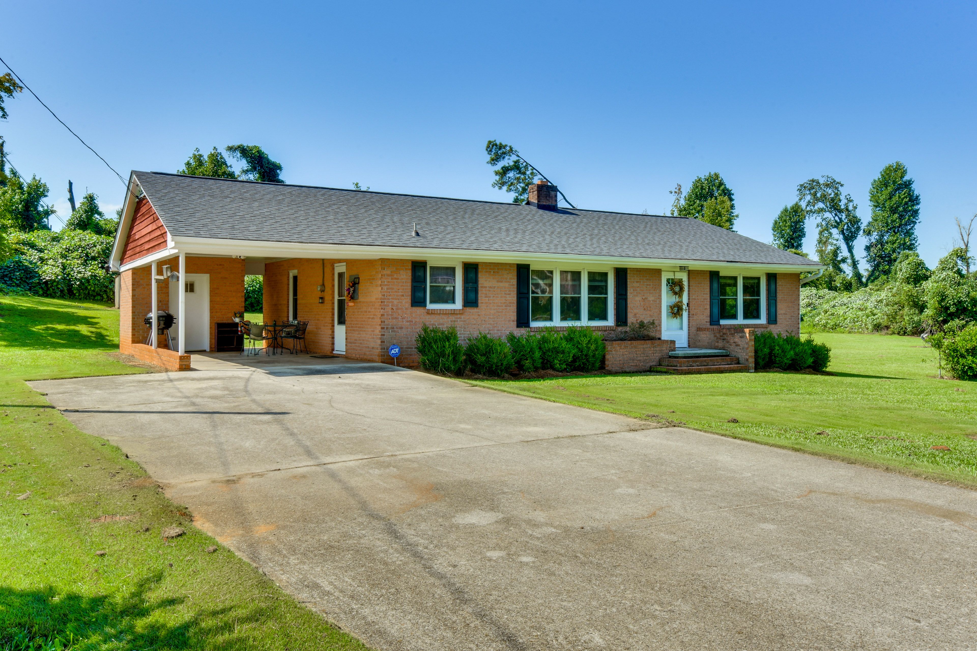 Seneca Vacation Rental | 3BR | 1.5BA | 1,400 Sq Ft | Step-Free Access